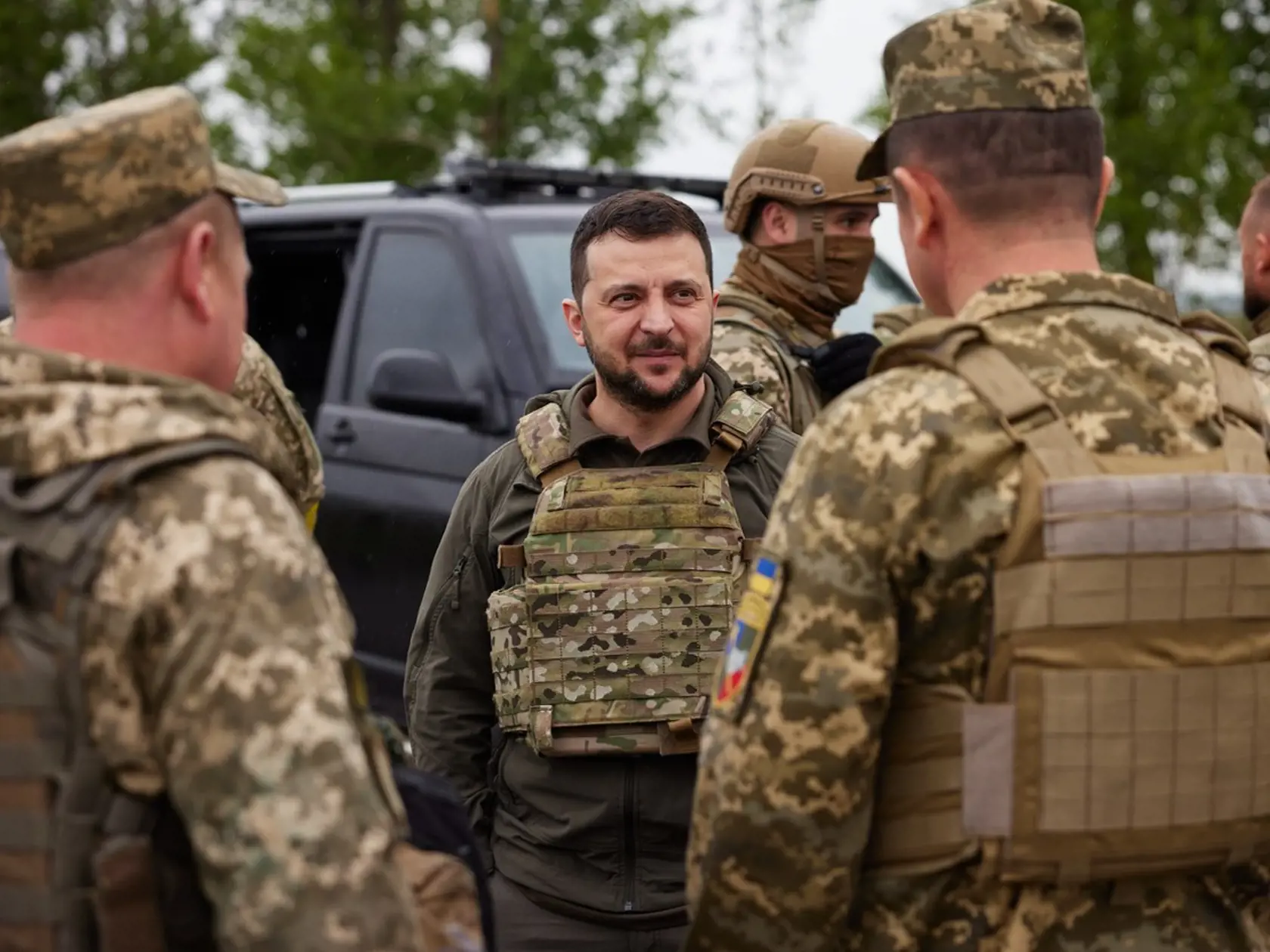 Volodymyr Zelenskyj počas návštevy frontovej línie v Charkovskej oblasti na severovýchode Ukrajiny. Ukrajinský prezident vycestoval 29. mája 2022 prvýkrát od začiatku vojny na Ukrajine mimo Kyjevskej oblasti.