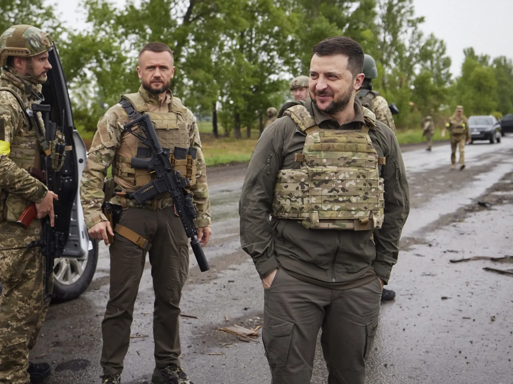 EBE 78 Charkov - Na snímke vpravo uUkrajinský prezident Volodymyr Zelenskyj počas návštevy frontových pozícií  v Charkovskej oblasti na severovýchode Ukrajiny v nedeľu 29. mája 2022. Od začiatku ruskej ofenzívy ide o jeho prvú verejnú cestu mimo Kyjevskej oblasti. FOTO TASR/AP


In this photo provided by the Ukrainian Presidential Press Office on Sunday, May 29, 2022, Ukrainian President Volodymyr Zelenskyy reacts as he visits the war-hit Kharkiv region. Volodymyr Zelenskyy described the situati
