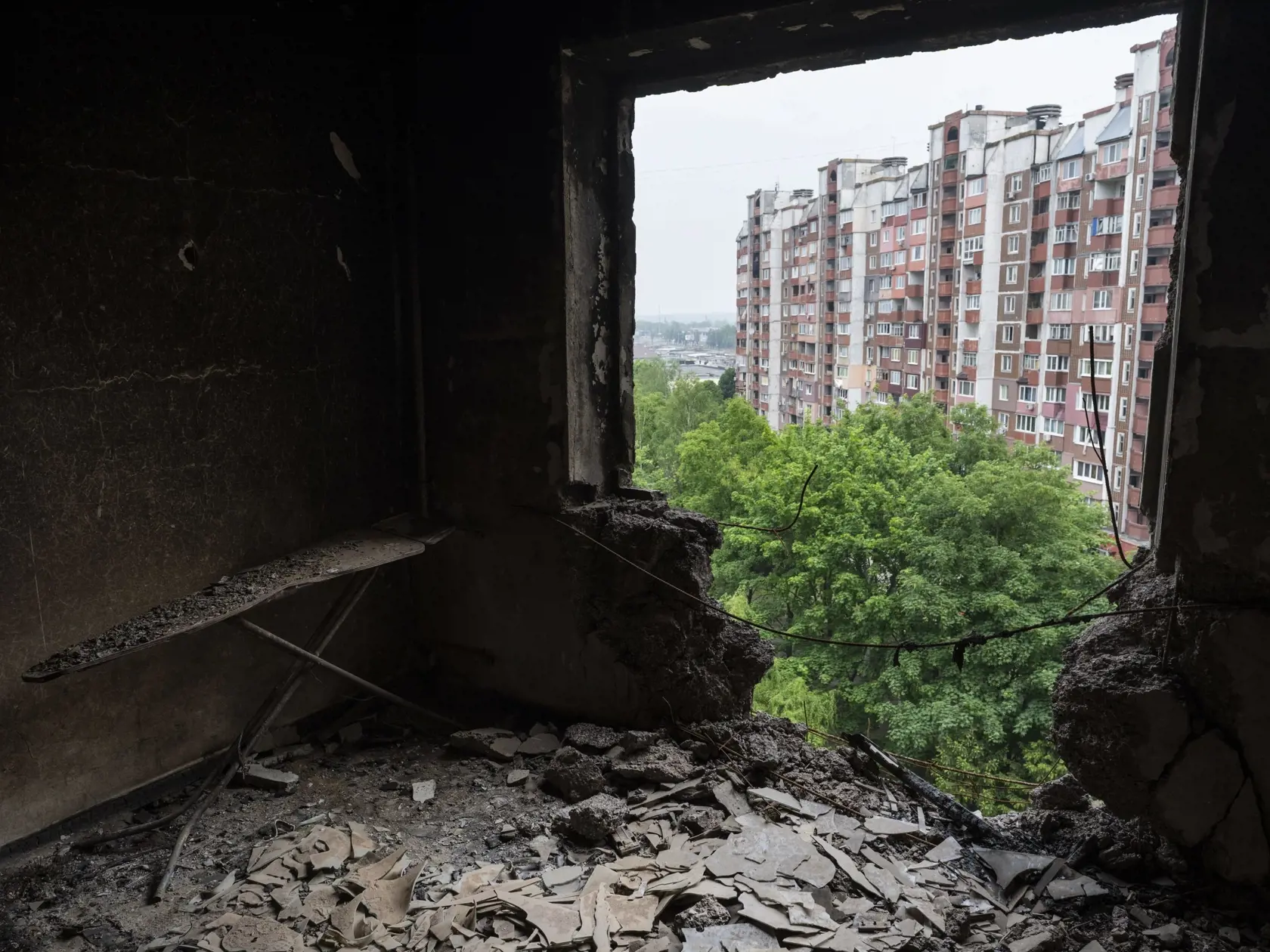PK 19 Charkov - Na snímke trosky zničeného bytu po ostreľovaní Charkova na východe Ukrajiny v sobotu 21. mája 2022. FOTO TASR/AP

Debris cover the room of an apartment damaged during shelling in Kharkiv, eastern Ukraine, Saturday, May 21, 2022. (AP Photo/Bernat Armangue)