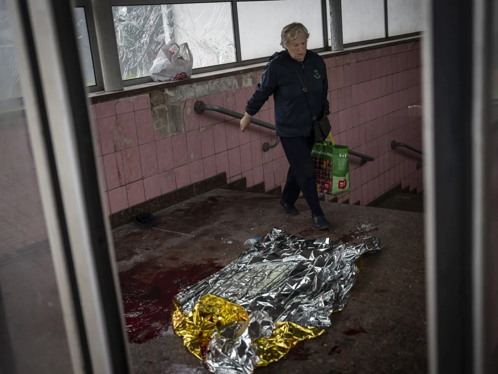 WA 39 Charkov - Žena kráča okolo rozbitého okna a krvnej stopy po ostreľovaní východoukrajinského mesta Charkov počas 92. dňa ruskej invázie na Ukrajinu vo štvrtok 26. mája 2022. FOTO TASR/AP 

 
EDS NOTE: GRAPHIC CONTENT - Elena kneels down next to the body of her dead husband Alexey, who died during shelling in Kharkiv, eastern Ukraine, Thursday, May 26, 2022. (AP Photo/Bernat Armangue)