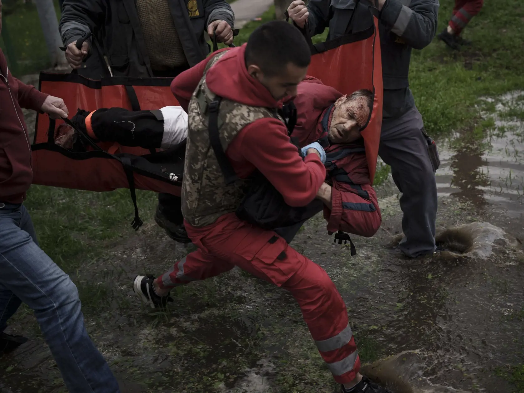 WA 51 Charkov - Záchranár a miestni ľudia odnášajú zraneného muža do sanitky po ruskom bombardovaní v meste Charkov v stredu 27. apríla 2022. FOTO TASR/AP     

An emergency worker is helped by locals to carry a man to an ambulance following a Russian bombardment in Kharkiv, Ukraine, Wednesday, April 27, 2022. (AP Photo/Felipe Dana)