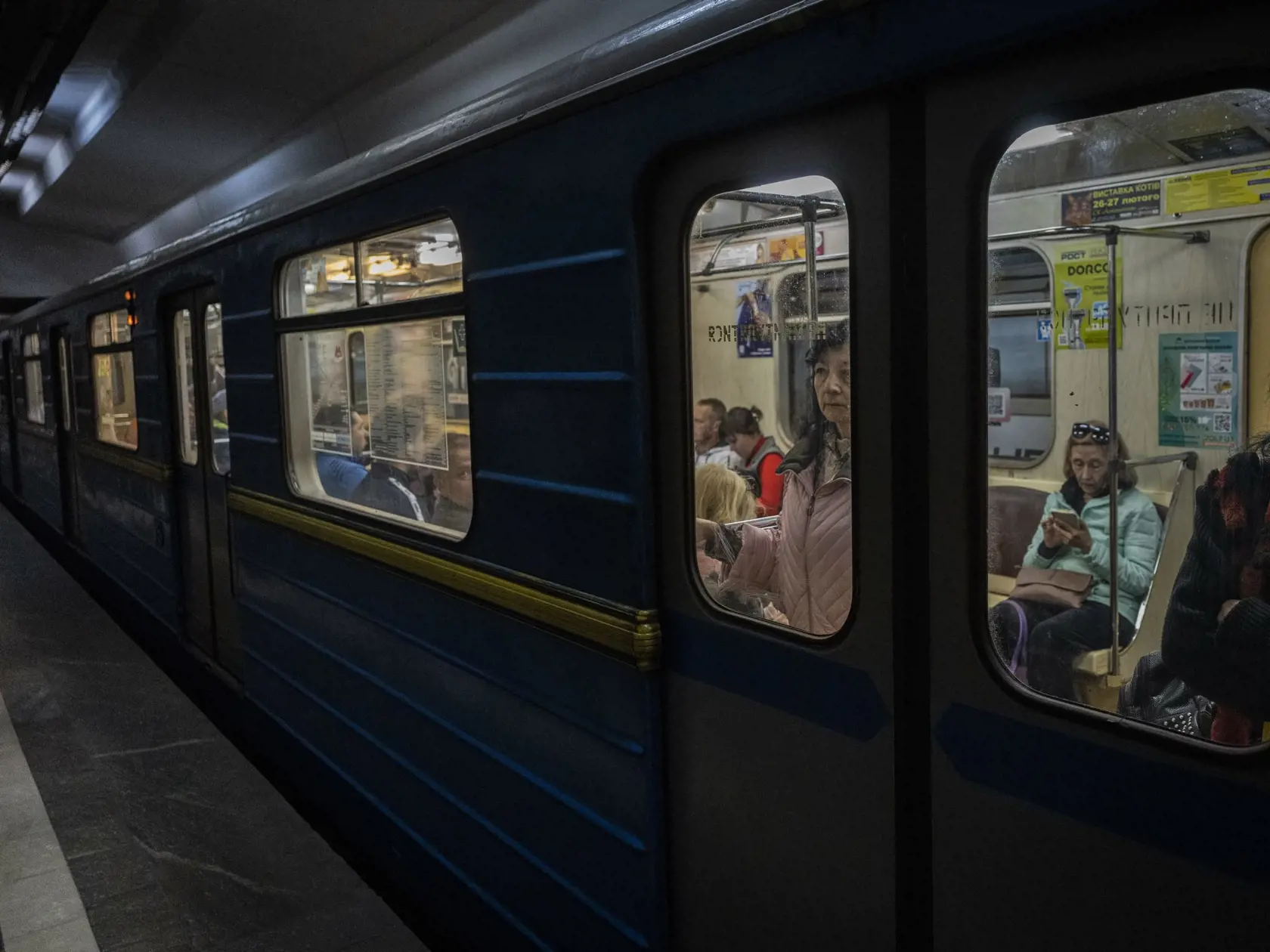 WA 3 Charkov - Ľudia opäť cestujú metrom v meste Charkov na severovýchode Ukrajiny počas 90. dňa ruskej invázie na Ukrajinu v utorok 24. mája 2022. Metro v meste Charkov v utorok obnovilo prevádzku. Stalo sa tak po niekoľkých mesiacoch, keď slúžilo ako kryt pre tamojších obyvateľov unikajúcich pred ruským bombardovaním. FOTO TASR/AP 

 

Commuters take the subway in Kharkiv, eastern Ukraine, Tuesday, May 24, 2022. Kharkiv subway resumed service on Tuesday morning after it was closed for more tha