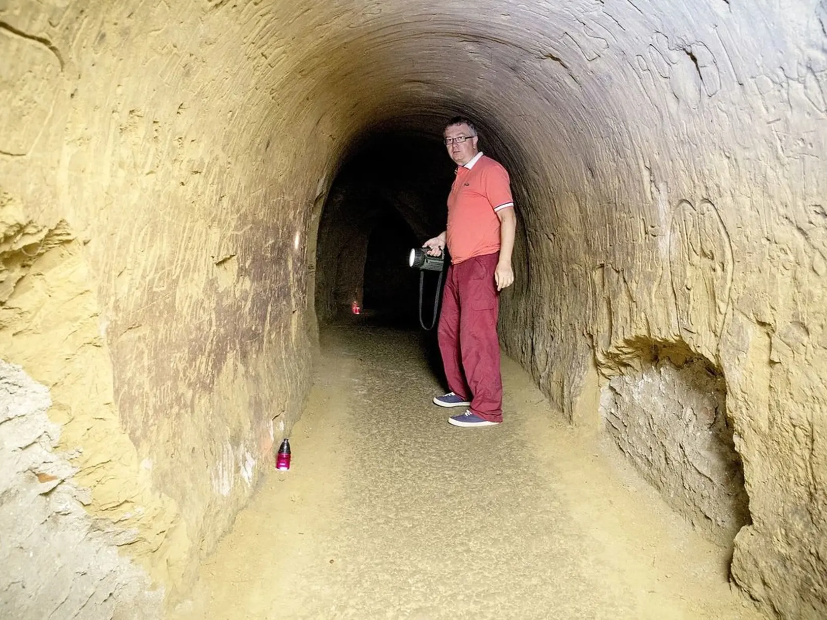 Steny chodieb sú pokryté historickými nápismi z minulých storočí.