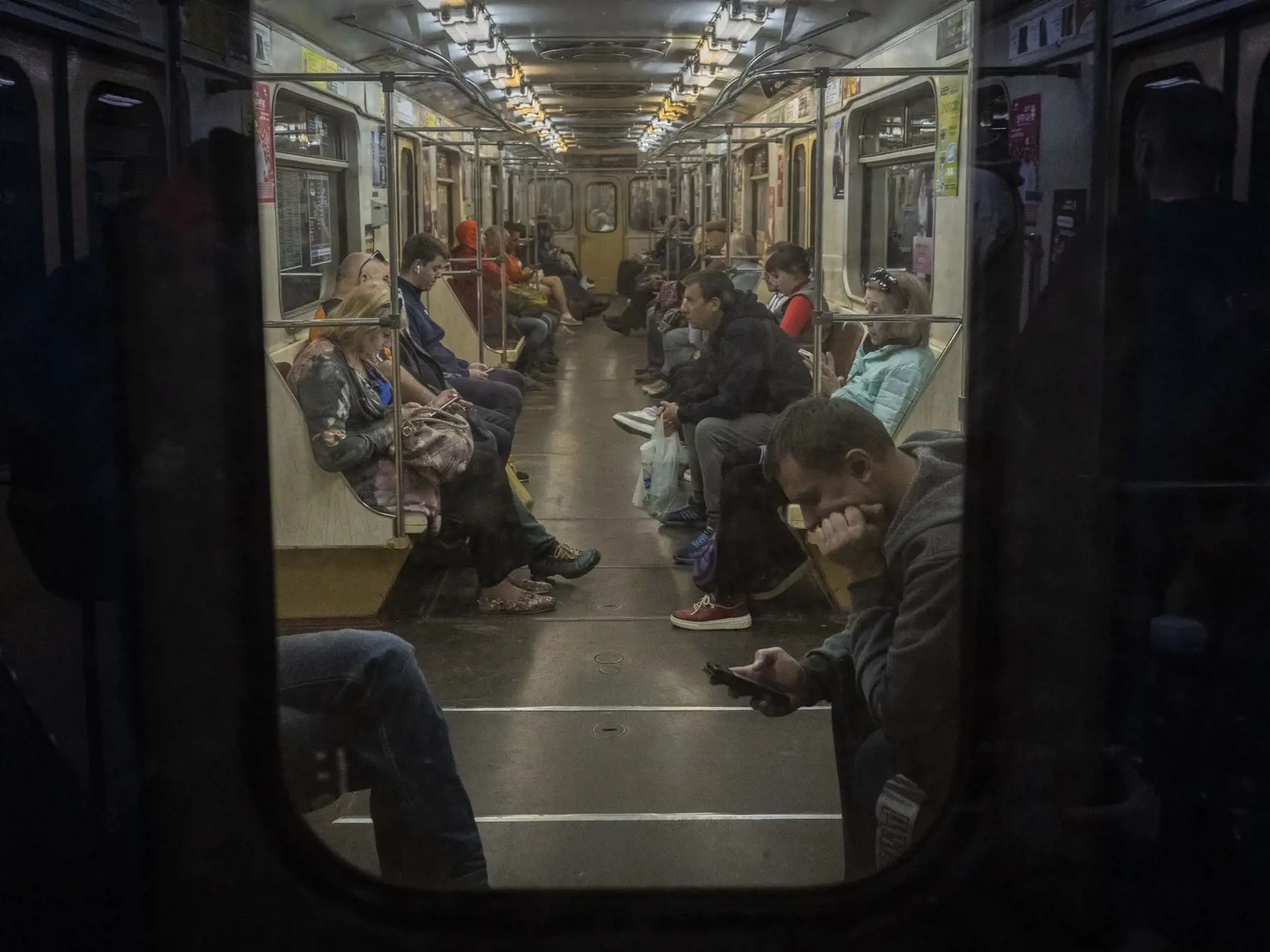 WA 2 Charkov - Ľudia opäť cestujú metrom v meste Charkov na severovýchode Ukrajiny počas 90. dňa ruskej invázie na Ukrajinu v utorok 24. mája 2022. Metro v meste Charkov v utorok obnovilo prevádzku. Stalo sa tak po niekoľkých mesiacoch, keď slúžilo ako kryt pre tamojších obyvateľov unikajúcich pred ruským bombardovaním. FOTO TASR/AP 

 

Commuters take the subway in Kharkiv, eastern Ukraine, Tuesday, May 24, 2022. Kharkiv subway resumed service on Tuesday morning after it was closed for more tha