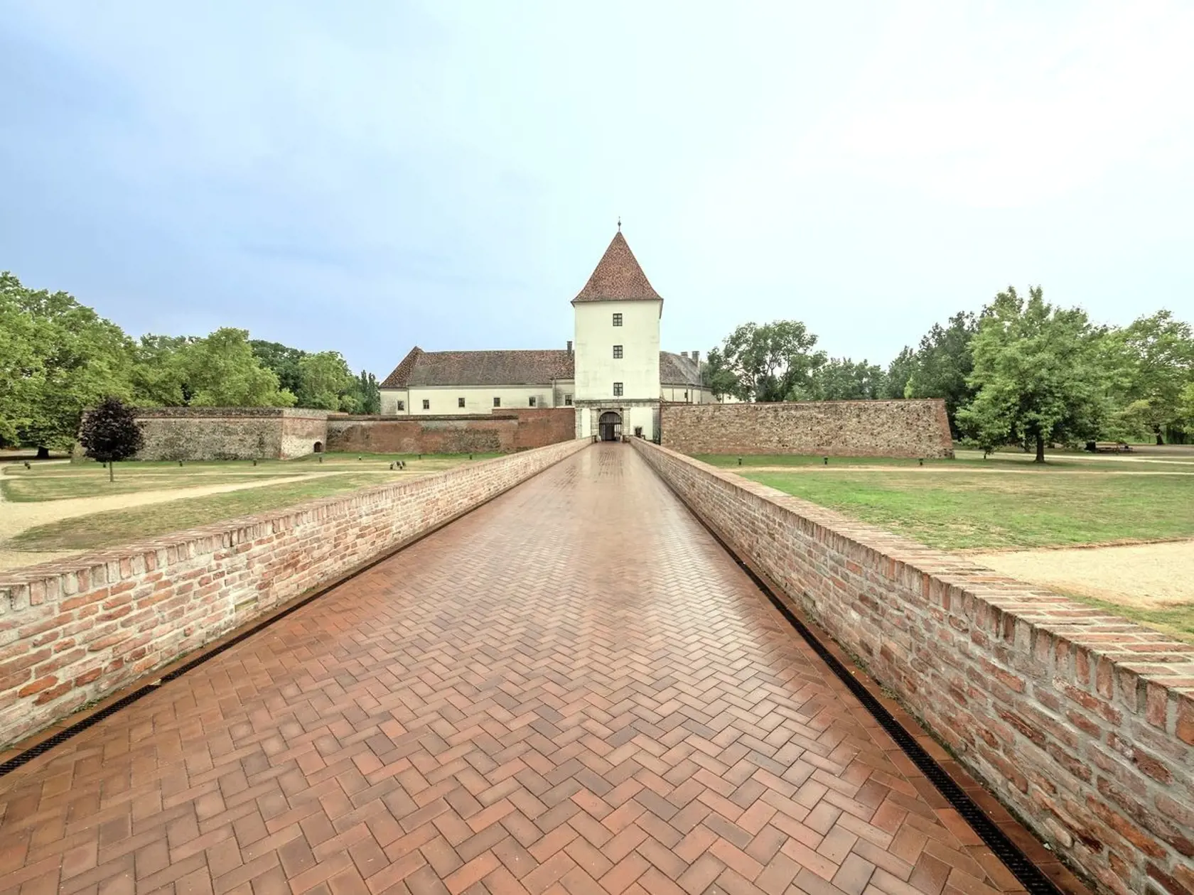 K bráne Sárváru vedie most z červených tehál.
