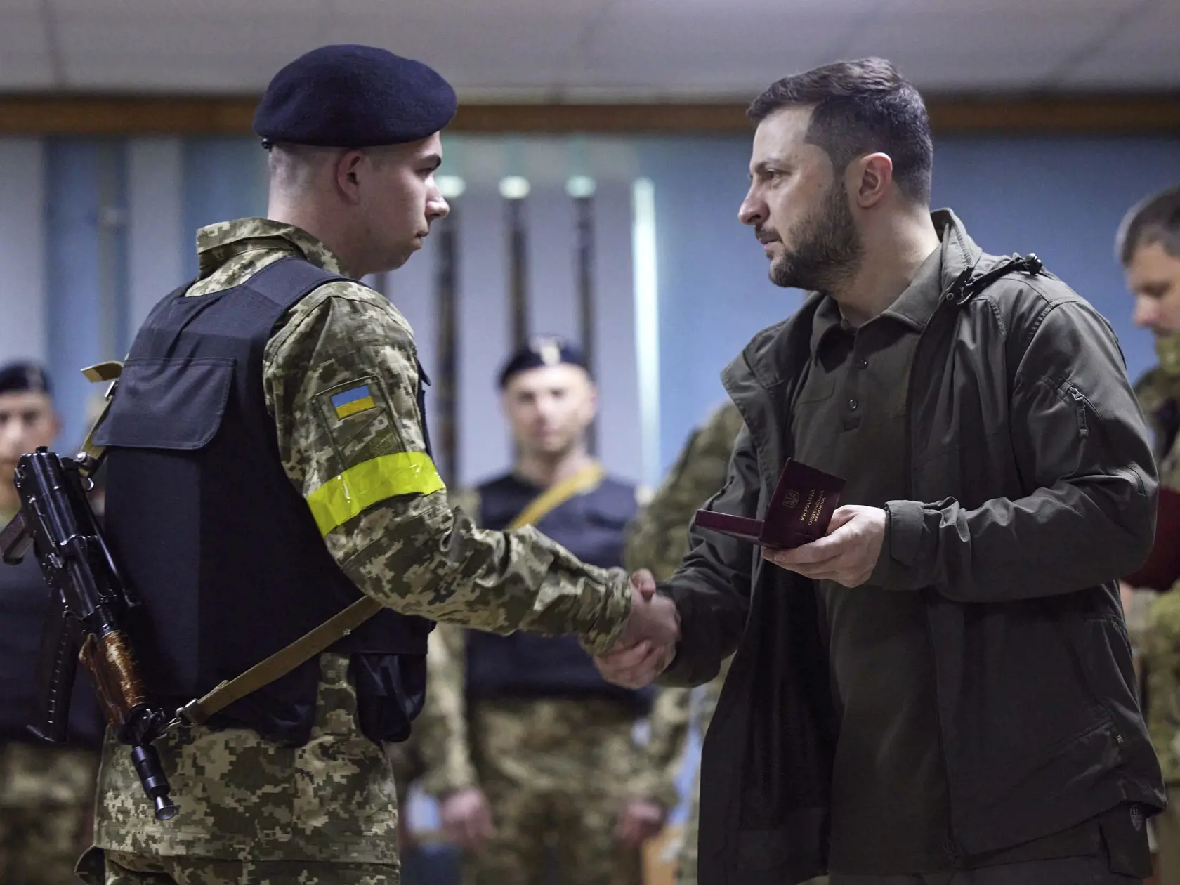 WA 19 Charkov - Na snímke ukrajinský prezident Volodymyr Zelenskyj odovzdáva vyznamenanie ukrajinskému vojakovi počas návštevy frontových pozícií v Charkovskej oblasti na severovýchode Ukrajiny v nedeľu 29. mája 2022. Od začiatku ruskej ofenzívy išlo o jeho prvú verejnú cestu mimo Kyjevskej oblasti. FOTO TASR/AP


In this photo provided by the Ukrainian Presidential Press Office on Sunday, May 29, 2022, Ukrainian President Volodymyr Zelenskyy, right, awards a servicewoman as he visits the war-hi