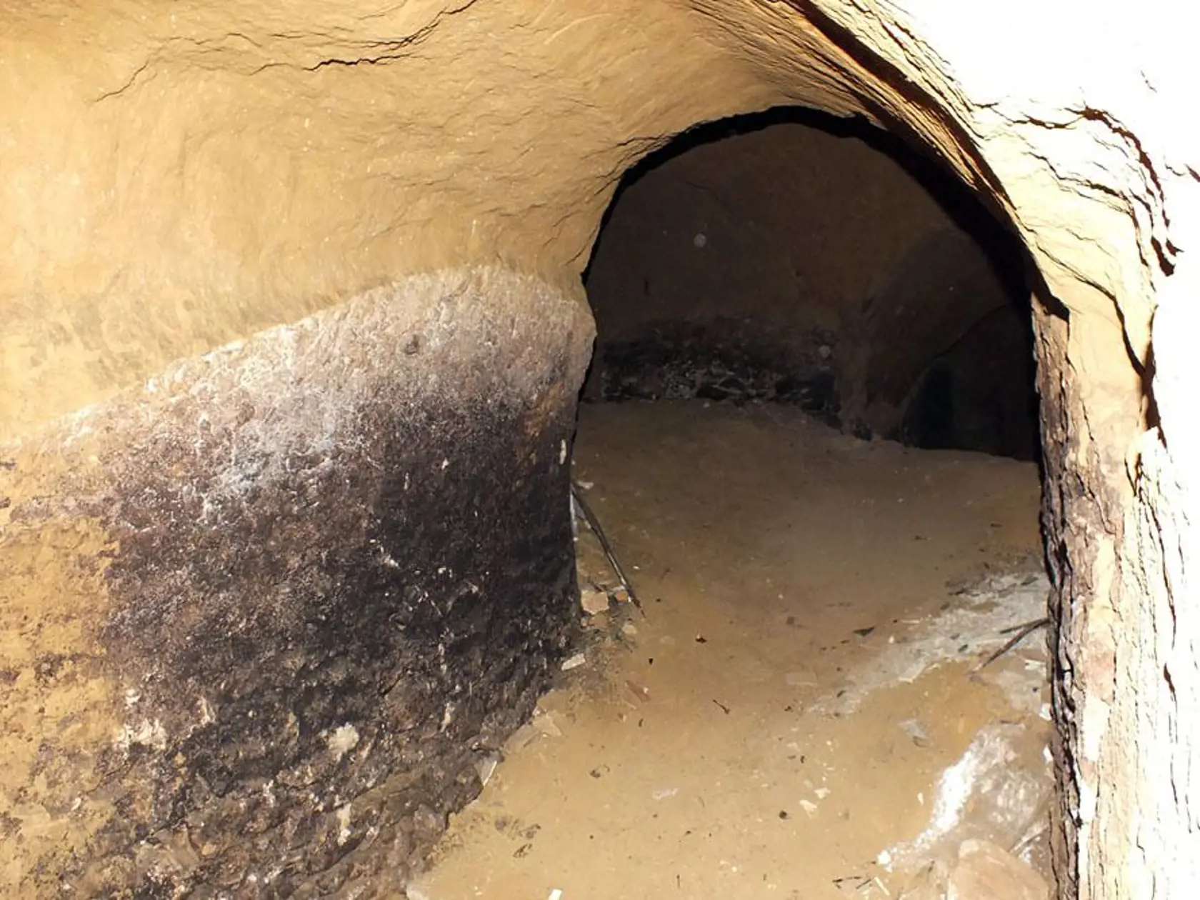 Alžbeta Báthoryová  mala tajné chodby, ktorými sa pohyboval najmä jej verný Ján Ujvári - Ficko.