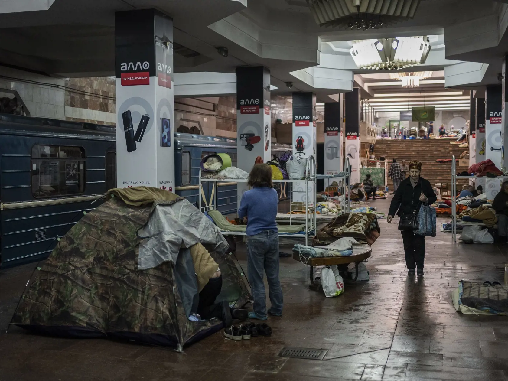 WA 4 Charkov - Miestni obyvatelia žijú na stanici metra v Charkove na severovýchode Ukrajiny, ktoré im slúži ako dočasný úkryt počas 90. dňa ruskej invázie na Ukrajinu v utorok 24. mája 2022. Metro v meste Charkov v utorok obnovilo prevádzku. Stalo sa tak po niekoľkých mesiacoch, keď slúžilo ako kryt pre tamojších obyvateľov unikajúcich pred ruským bombardovaním. FOTO TASR/AP 

 

Residents live in a subway station still used as temporary shelter in Kharkiv, eastern Ukraine, Tuesday, May 24, 202