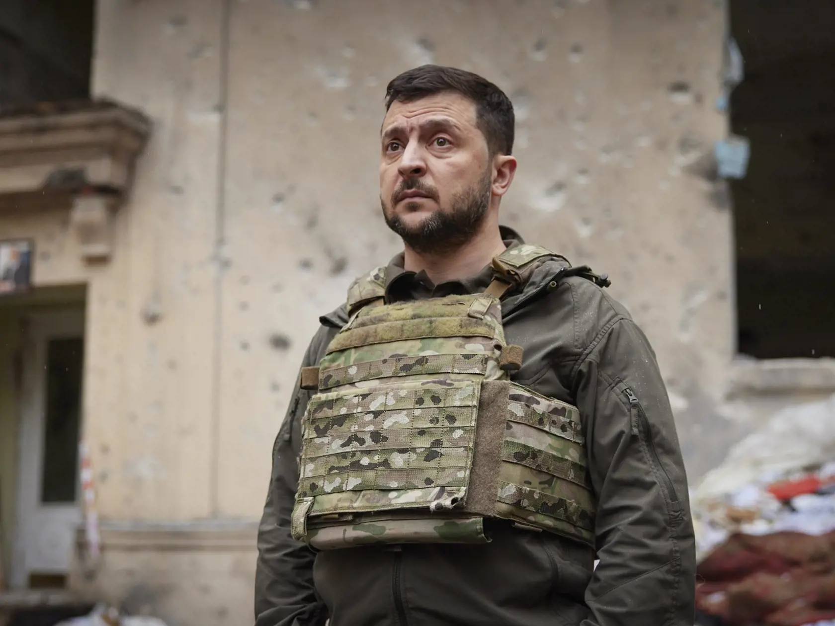 WA 18 Charkov - Na snímke ukrajinský prezident Volodymyr Zelenskyj počas návštevy frontových pozícií v Charkovskej oblasti na severovýchode Ukrajiny v nedeľu 29. mája 2022. Od začiatku ruskej ofenzívy išlo o jeho prvú verejnú cestu mimo Kyjevskej oblasti. FOTO TASR/AP


In this photo provided by the Ukrainian Presidential Press Office on Sunday, May 29, 2022, Ukrainian President Volodymyr Zelenskyy reacts as he visits the war-hit Kharkiv region. Volodymyr Zelenskyy described the situation in the