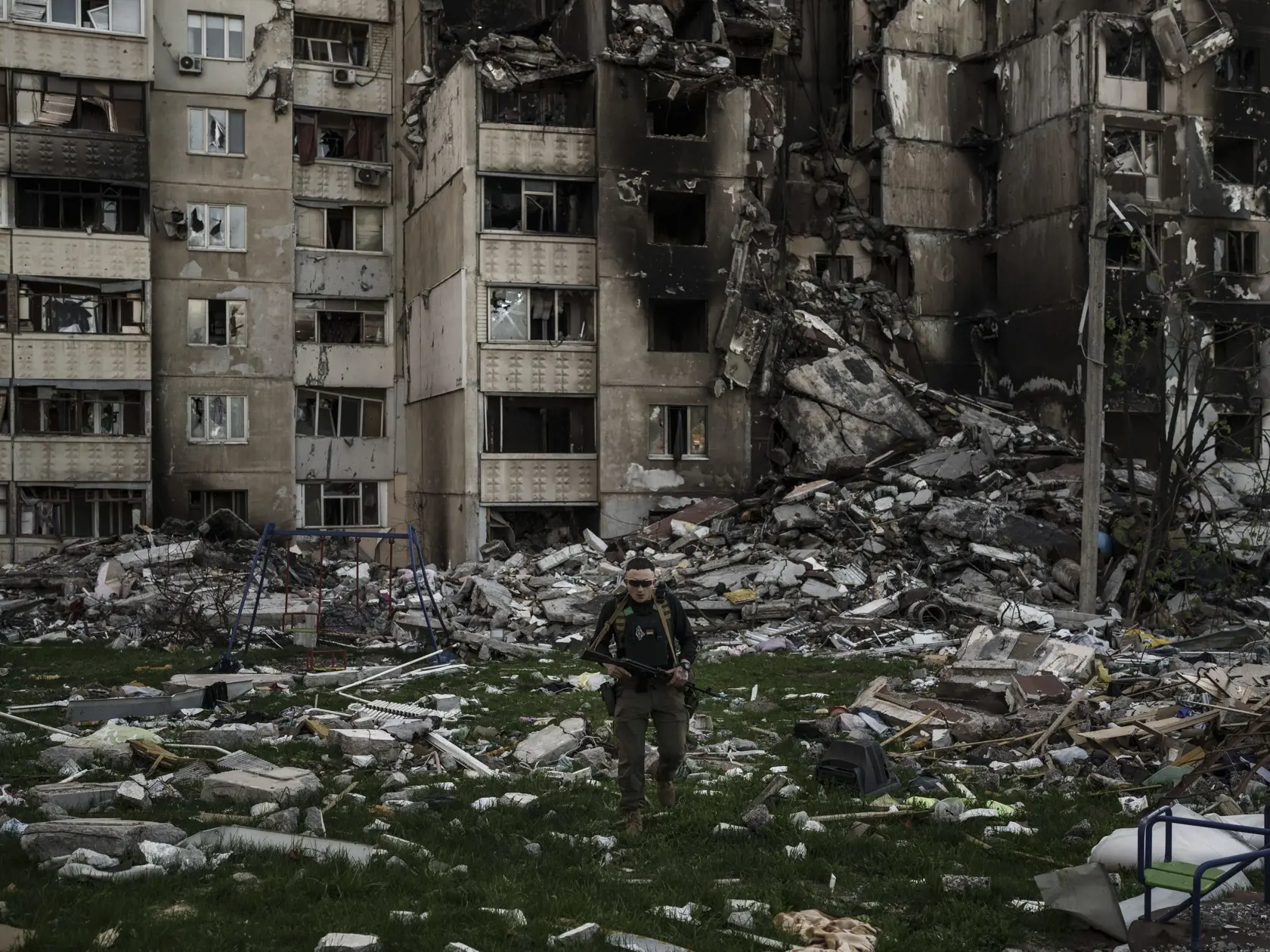 WA 47 Charkov - Ukrajinský vojak kráča pred obytným domom zničeným ruským bombardovaním v meste Charkov počas 61. dňa ruskej invázie na Ukrajinu v pondelok 25. apríla 2022. FOTO TASR/AP  


A Ukrainian serviceman walks amid the rubble of a building heavily damaged by multiple Russian bombardments near a frontline in Kharkiv, Ukraine, Monday, April 25, 2022. (AP Photo/Felipe Dana)