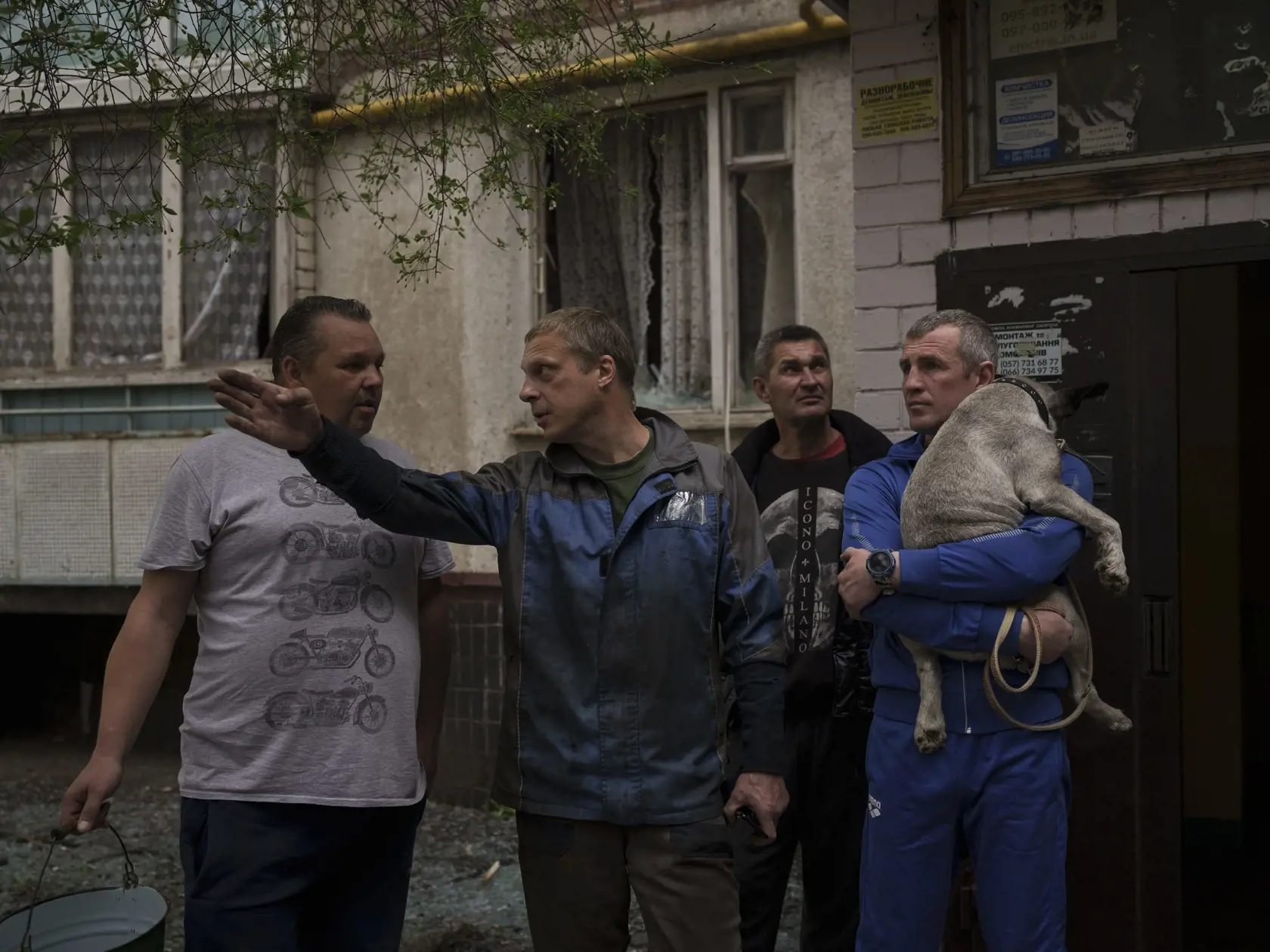 WA 31 Charkov - Miestni obyvatelia sa rozprávajú pred horiacim obytným domom po ruskom bombardovaní v meste Charkov počas 61. dňa ruskej invázie na Ukrajinu v pondelok 25. apríla 2022. FOTO TASR/AP  


Residents talk outside a burning apartment building following a Russian bombardment in Kharkiv, Ukraine, Monday, April 25, 2022. (AP Photo/Felipe Dana)