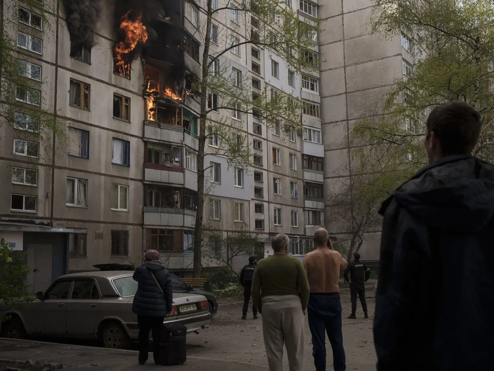 WA 21 Charkov - Ľudia sa pozerajú na požiar obytného domu po ruskom bombardovaní v meste Charkov počas 61. dňa ruskej invázie na Ukrajinu v pondelok 25. apríla 2022. FOTO TASR/AP  


People watch as a residential building burns following a Russian bombardment in Kharkiv, Ukraine, Monday, April 25, 2022. (AP Photo/Felipe Dana)