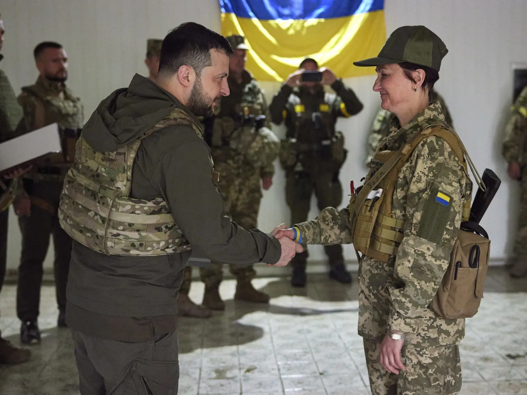 WA 20 Charkov - Na snímke ukrajinský prezident Volodymyr Zelenskyj odovzdáva vyznamenanie ukrajinskej vojačke počas návštevy frontových pozícií v Charkovskej oblasti na severovýchode Ukrajiny v nedeľu 29. mája 2022. Od začiatku ruskej ofenzívy išlo o jeho prvú verejnú cestu mimo Kyjevskej oblasti. FOTO TASR/AP


In this photo provided by the Ukrainian Presidential Press Office on Sunday, May 29, 2022, Ukrainian President Volodymyr Zelenskyy, left, awards a servicewoman as he visits the war-hit K