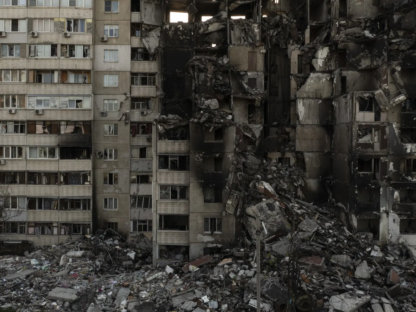 WA 33 Charkov - Obytný dom zničený ruským bombarodaním v meste Charkov počas 61. dňa ruskej invázie na Ukrajinu v pondelok 25. apríla 2022. FOTO TASR/AP  


A building heavily damaged by multiple Russian bombardments stands near a frontline in Kharkiv, Ukraine, Monday, April 25, 2022. (AP Photo/Felipe Dana)