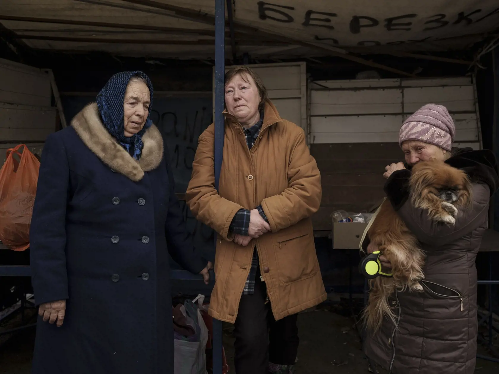 WA 39 Charkov - Ľudia z neďalekej dediny Ruská Lozova, ktorú po vyše mesiaci ruskej okupácie oslobodili ukrajinské sily, prichádzajú do Charkova počas 65. dňa ruskej invázie na Ukrajinu v piatok 29. apríla 2022. Takmer polovica obyvateľov dediny utiekla na autobusoch, poškodených autách či pešo po tom, čo odtiaľ ukrajinské sily v prudkých bojoch úplne vytlačili ruských vojakov, uviedol gubernátor Charkovskej oblasti Oleh Synehubov. FOTO TASR/AP 

People fleeing the village of Ruska Lozova wait a