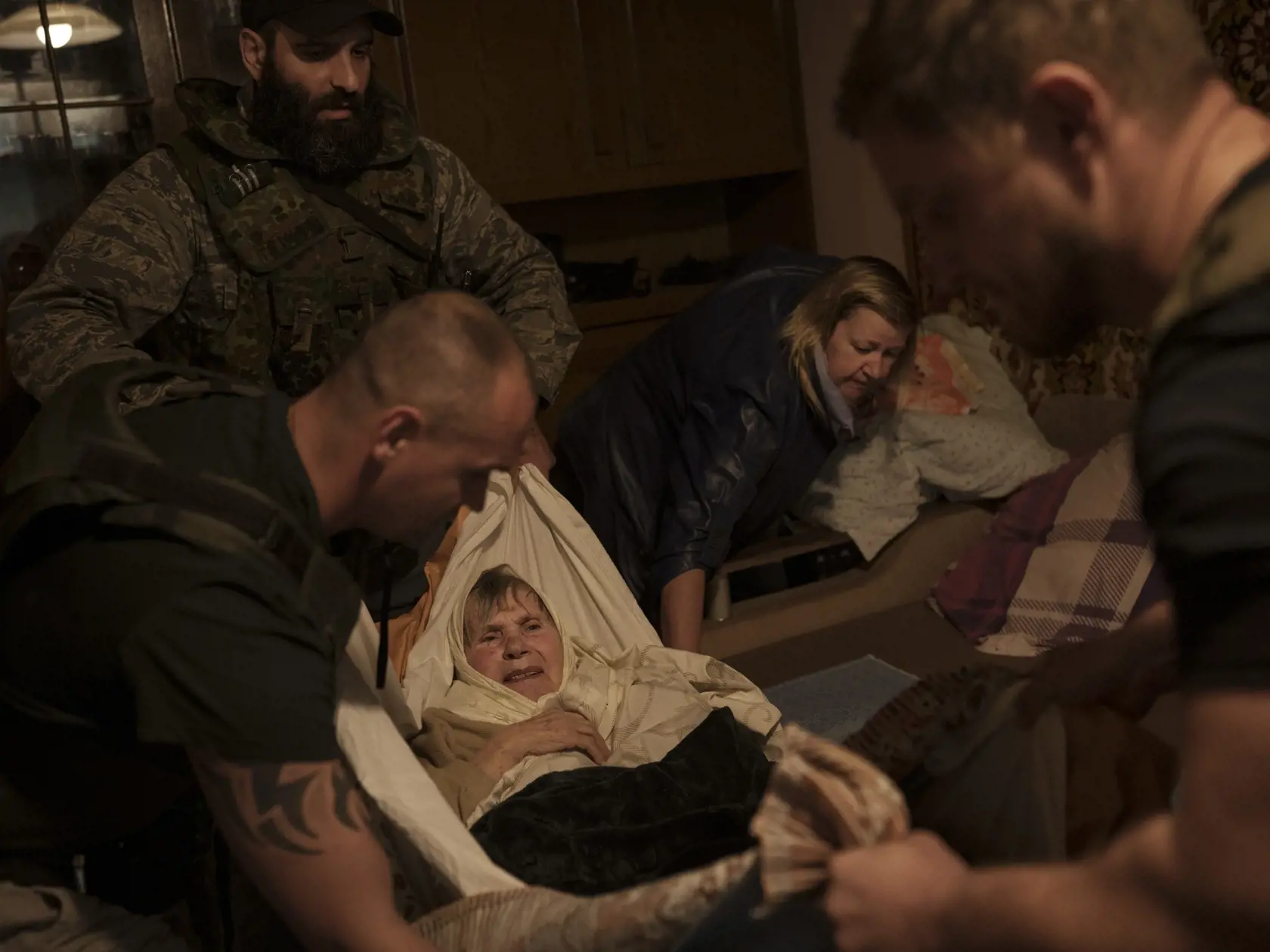 WA 24 Charkov - Dobrovoľníci evakuujú staršiu ženu z bytu počas 61. dňa ruskej invázie na Ukrajinu v pondelok 25. apríla 2022. FOTO TASR/AP


Volunteers evacuate an elderly woman out of her apartment at a frontline neighborhood as Russian bombardments continue in Kharkiv, Ukraine, Monday, April 25, 2022. (AP Photo/Felipe Dana)
