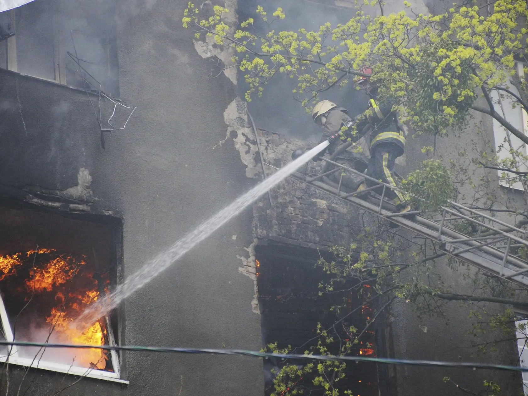 PK 84 Charkov - Hasiči sa snažia uhasiť požiar obytnej budovy po ruskom útoku v Charkove v nedeľu 17. apríla 2022. FOTO TASR/AP

Firefighters work to extinguish fire at an apartments building after a Russian attack in Kharkiv, Ukraine, Sunday, April 17, 2022. (AP Photo/Andrew Marienko)