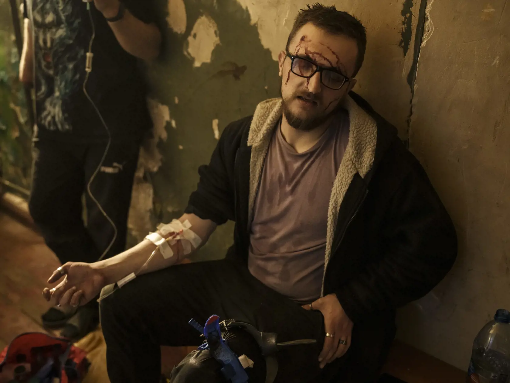 WA 3 Charkov - Záchranár ošetruje Vadima Krikuna na chodbe jeho obytného domu po útoku ruskej armády v Charkove počas 51. dňa ruskej invázie na Ukrajinu v piatok 15. apríla 2021. FOTO TASR/AP    

Vadim Krikun is treated in the hallway of his apartment building after a Russian attack in Kharkiv, Ukraine, Friday, April 15, 2022. (AP Photo/Felipe Dana)