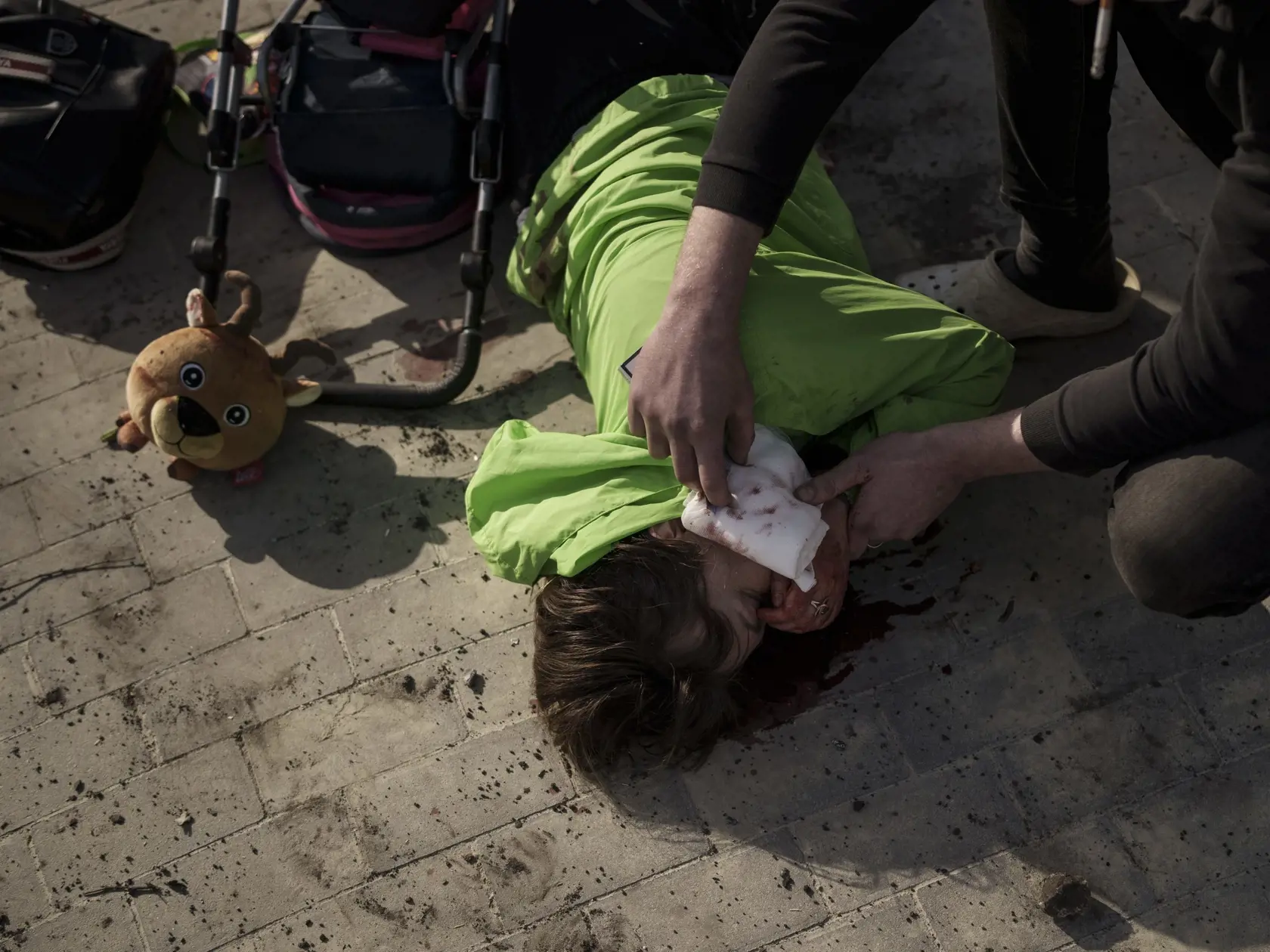 WA 6 Charkov - Zranená Oksana čaká v parku na sanitku po ruskom ostreľovaní v Charkove počas 51. dňa ruskej invázie na Ukrajinu v piatok 15. apríla 2021. FOTO TASR/AP    

Oksana waits for an ambulance after being injured in a Russian attack at a public park in Kharkiv, Ukraine, Friday, April 15, 2022. (AP Photo/Felipe Dana)