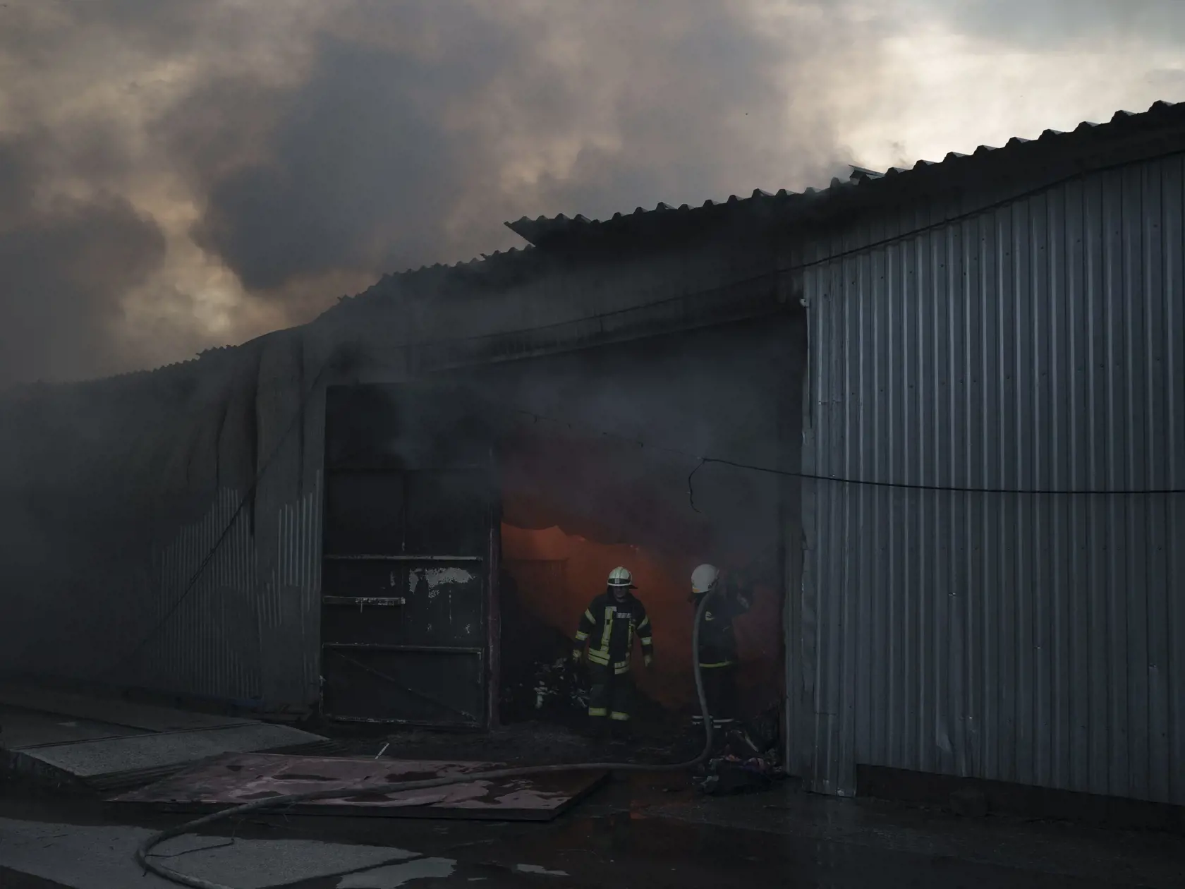 JB 35 Charkov - Hasiči sa pokúšajú uhasiť požiar skladu po ruskom raketovom útoku v Charkove 11. apríla 2022. FOTO TASR/AP

Firefighters work to extinguish a fire on a warehouse after a Russian attack in Kharkiv, Ukraine, Monday, April 11, 2022. (AP Photo/Felipe Dana)