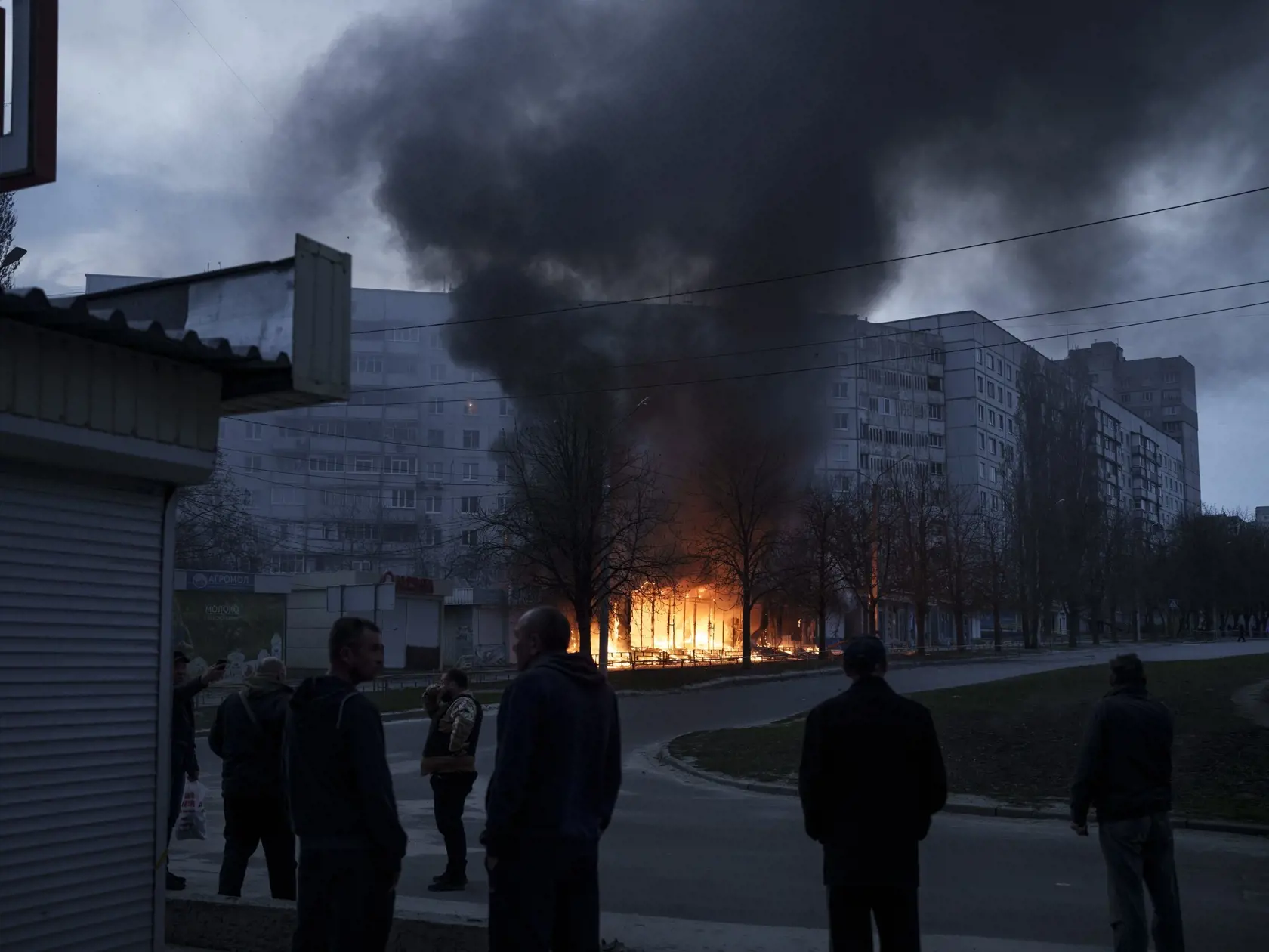 JB 32 Charkov - Obyvatelia sa pozerajú na horiace obchody pred ich obytnými domami po ruskom raketovom útoku v Charkove 11. apríla 2022. FOTO TASR/AP

Residents stand outside their apartments as shops burn after a Russian attack in Kharkiv, Ukraine, Monday, April 11, 2022. (AP Photo/Felipe Dana)