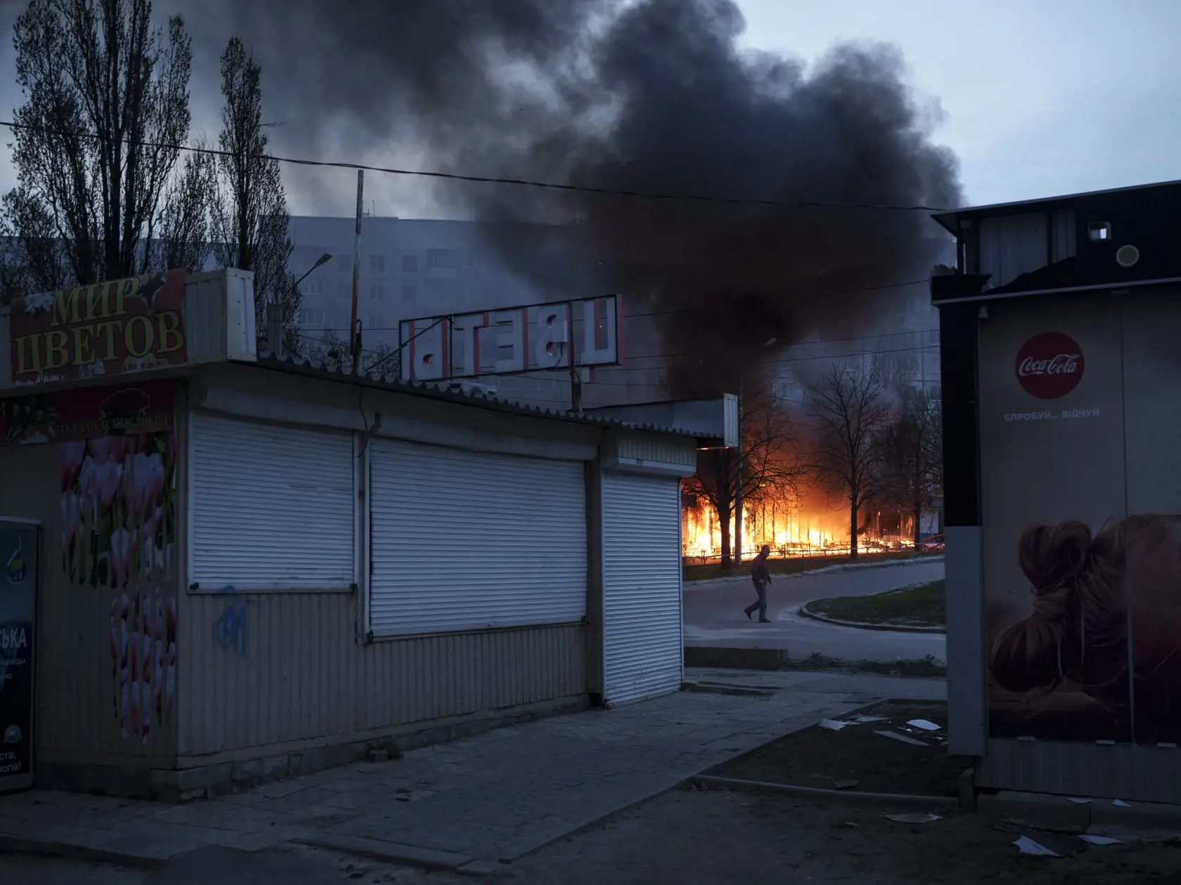 JB 31 Charkov - Muž kráča okolo horiacich obchodov po ruskom raketovom útoku v Charkove 11. apríla 2022. FOTO TASR/AP

A man walks past burning shops after a Russian attack in Kharkiv, Ukraine, Monday, April 11, 2022. (AP Photo/Felipe Dana)