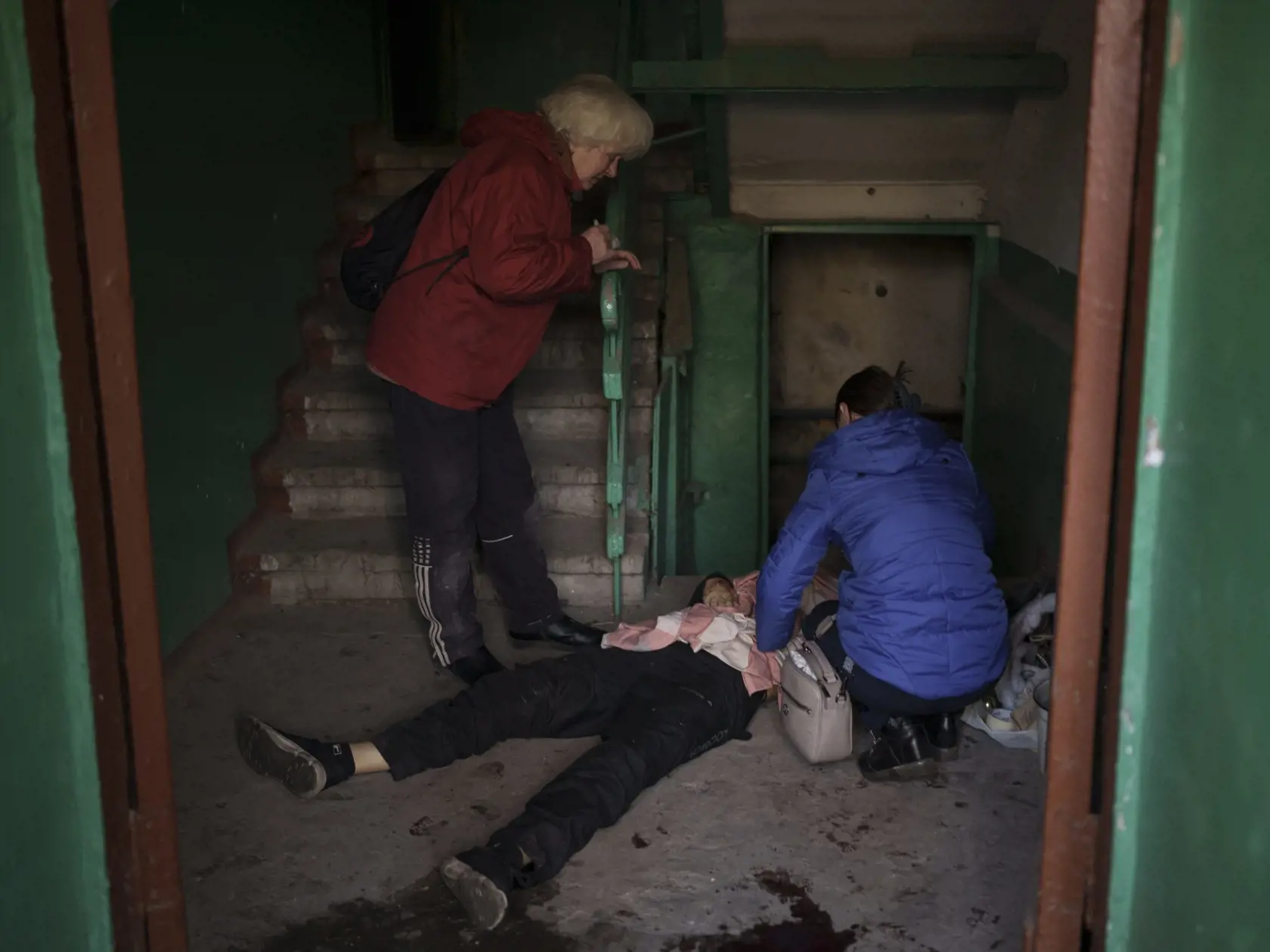WA 4 Charkov - Nina Ševčenková plače nad telom svojho 15-ročnéhpo syna Artema Ševčenka, ktorý prišiel o život pri ruskom ostreľovaní v Charkove počas 51. dňa ruskej invázie na Ukrajinu v piatok 15. apríla 2021. FOTO TASR/AP    

Nina Shevchenko, right, mourns next to the body of her 15-year-old son Artem Shevchenko, who was killed in a Russian attack in Kharkiv, Ukraine, Friday, April 15, 2022. (AP Photo/Felipe Dana)