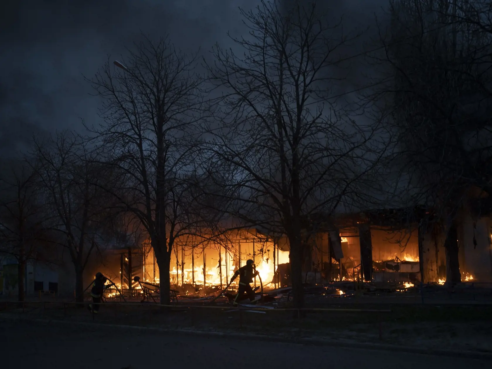 JB 34 Charkov - Hasiči sa pokúšajú uhasiť požiar pouličných obchodov po ruskom raketovom útoku v Charkove 11. apríla 2022. FOTO TASR/AP

Firefighters work to extinguish a fire on street shops after a Russian attack in Kharkiv, Ukraine, Monday, April 11, 2022. (AP Photo/Felipe Dana)