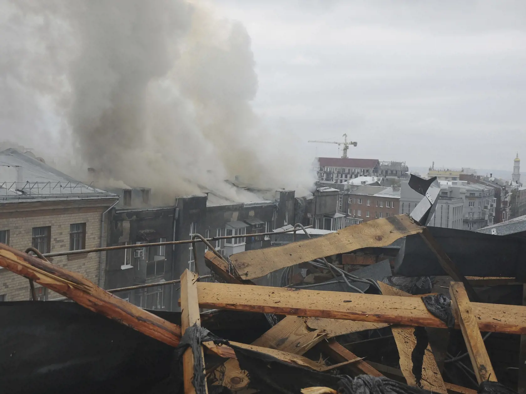 PK 83 Charkov - Dym stúpa z obytnej budovy po ruskom útoku v Charkove v nedeľu 17. apríla 2022. FOTO TASR/AP

A smoke rises over an apartment building after a Russian attack in Kharkiv, Ukraine, Sunday, April 17, 2022. (AP Photo/Andrew Marienko)