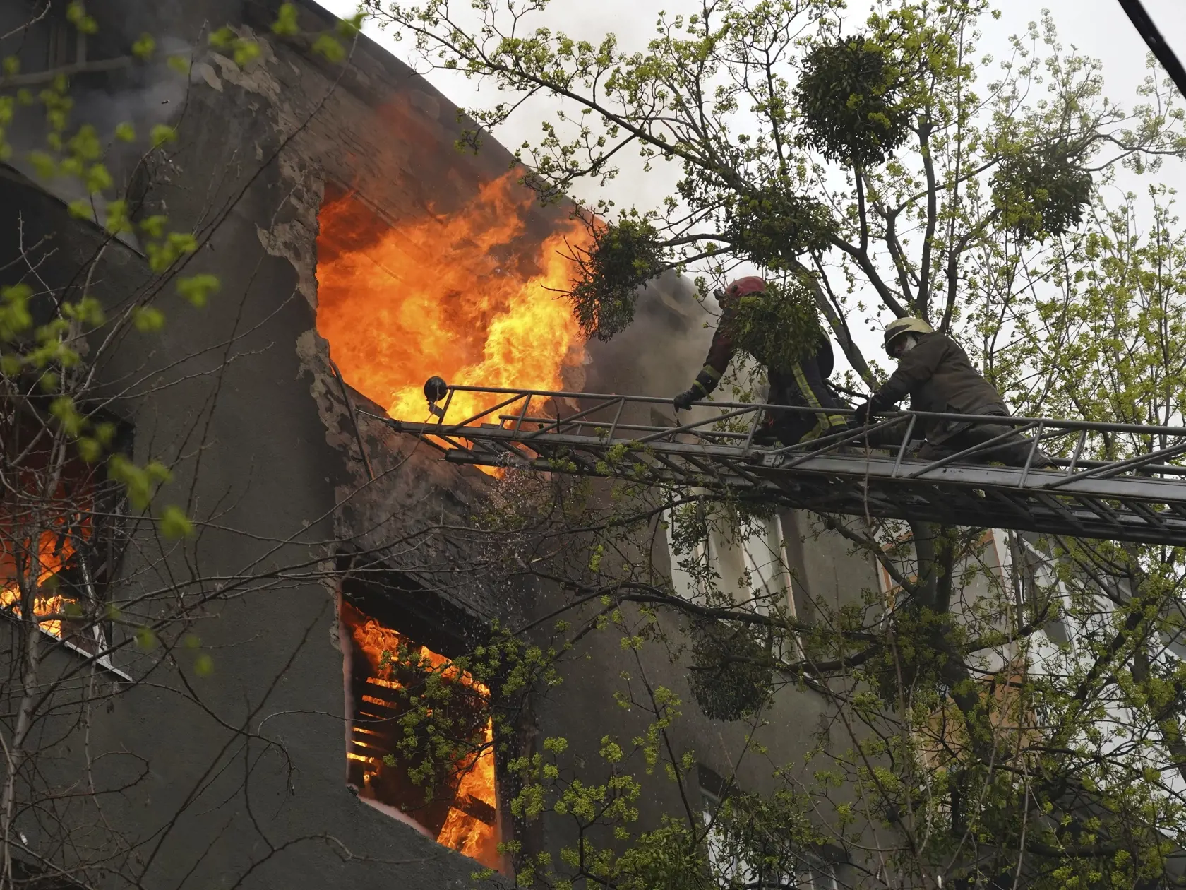 PK 85 Charkov - Hasiči sa snažia uhasiť požiar obytnej budovy po ruskom útoku v Charkove v nedeľu 17. apríla 2022. FOTO TASR/AP

Firefighters work to extinguish fire at an apartments building after a Russian attack in Kharkiv, Ukraine, Sunday, April 17, 2022. (AP Photo/Andrew Marienko)