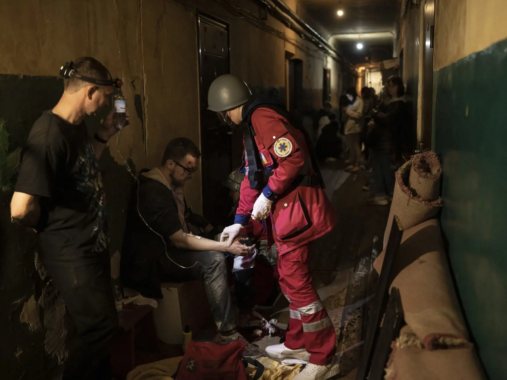 WA 5 Charkov - Záchranár ošetruje Vadima Krikuna na chodbe jeho obytného domu po útoku ruskej armády v Charkove počas 51. dňa ruskej invázie na Ukrajinu v piatok 15. apríla 2021. FOTO TASR/AP    

Vadim Krikun is treated in the hallway of his apartment building after a Russian attack in Kharkiv, Ukraine, Friday, April 15, 2022. (AP Photo/Felipe Dana)