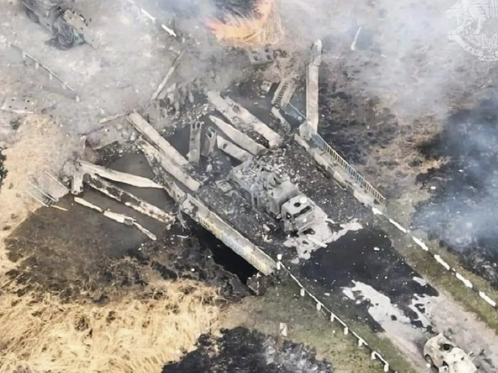 JB 18 Charkov - Na snímke zverejnenej ukrajinským ministerstvom obrany ruské vojenské vozidlá smerujú do mesta Izjum na vyhorenom moste v Charkovskej oblasti 14. apríla 2022. FOTO TASR/AP

This image released on Thursday, April 14, 2022 by Ukraine's Defense Ministry reportedly shows Russian military vehicles heading toward Izyum, on a blown up bridge in Kharkiv region, Ukraine. (Ukraine Defense Ministry via AP)