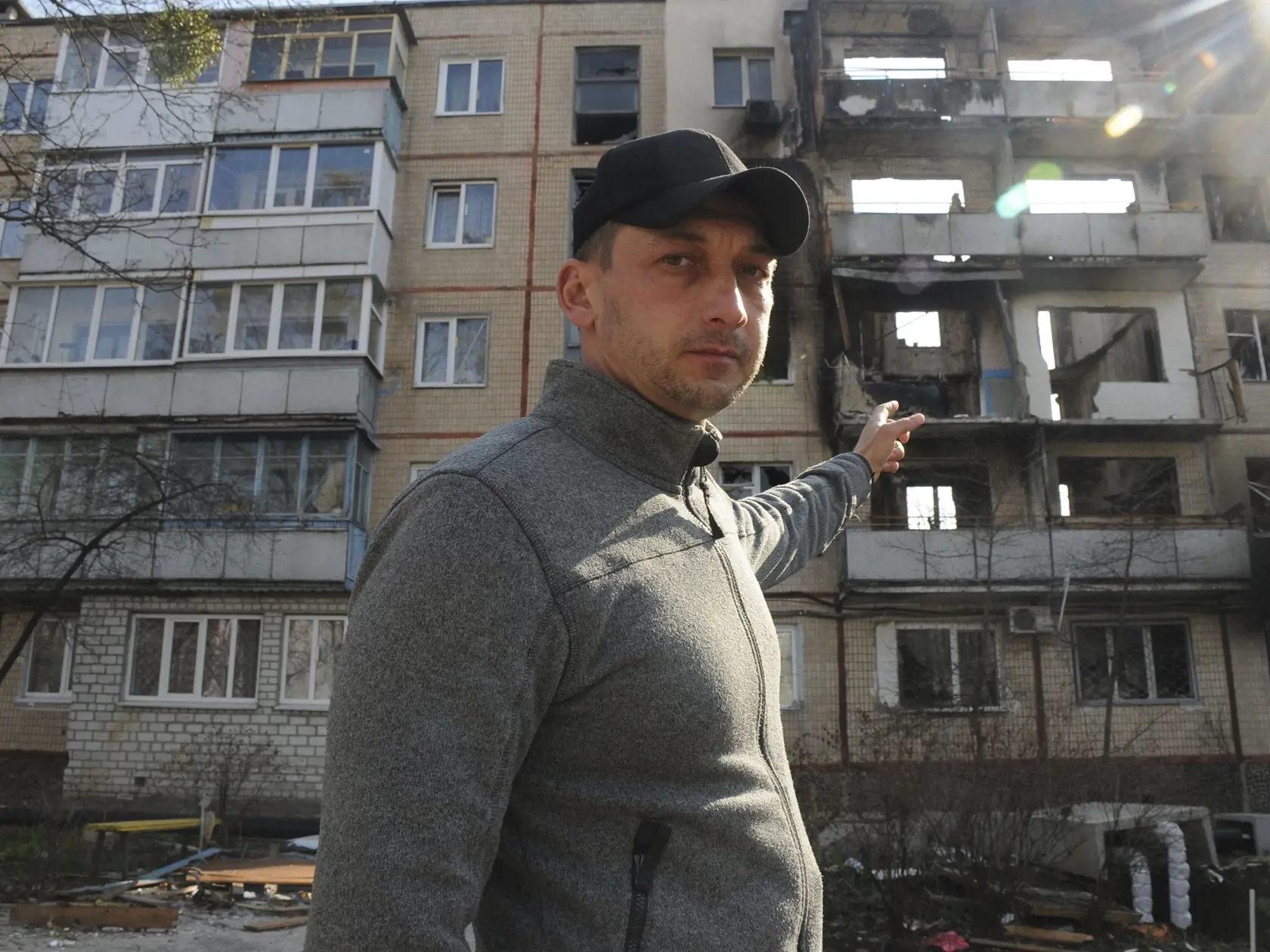 KK4 Charkov - Na snímke muž ukazuje na ostreľovaním zničenú obytnú budovu v Charkove počas 46. dňa ruskej invázie na Ukrajinu v nedeľu 10. apríla 2022. FOTO TASR/AP 


A view of an apartment building damaged by shelling in Kharkiv, Ukraine, Sunday, April 10, 2022. (AP Photo/Andrew Marienko)