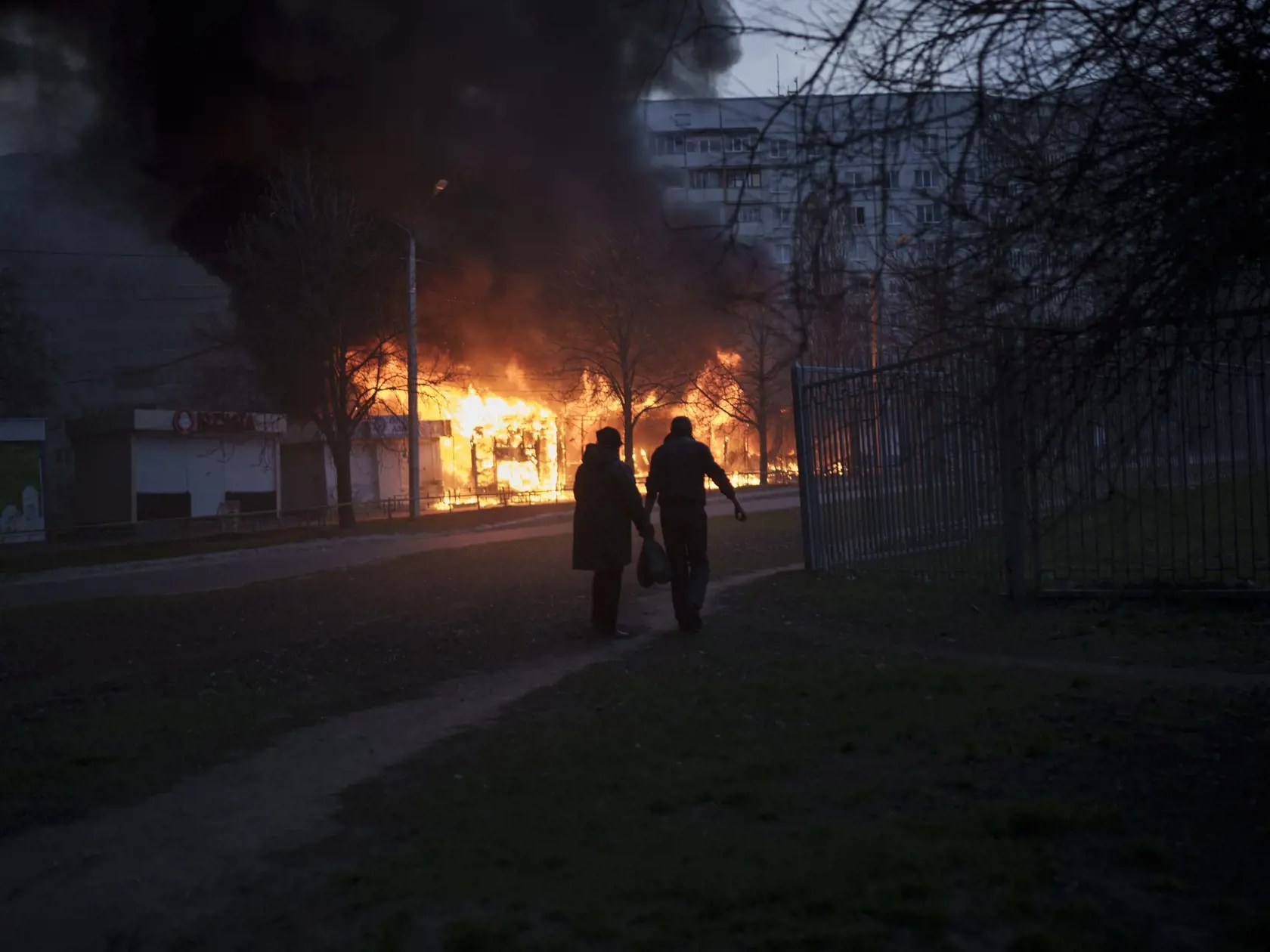 JB 33 Charkov - Pár obyvateľov kráča okolo horiacich obchodov pred ich obytnými domami po ruskom raketovom útoku v Charkove 11. apríla 2022. FOTO TASR/AP

A couple of residents walk past burning shops after a Russian attack in Kharkiv, Ukraine, Monday, April 11, 2022. (AP Photo/Felipe Dana)