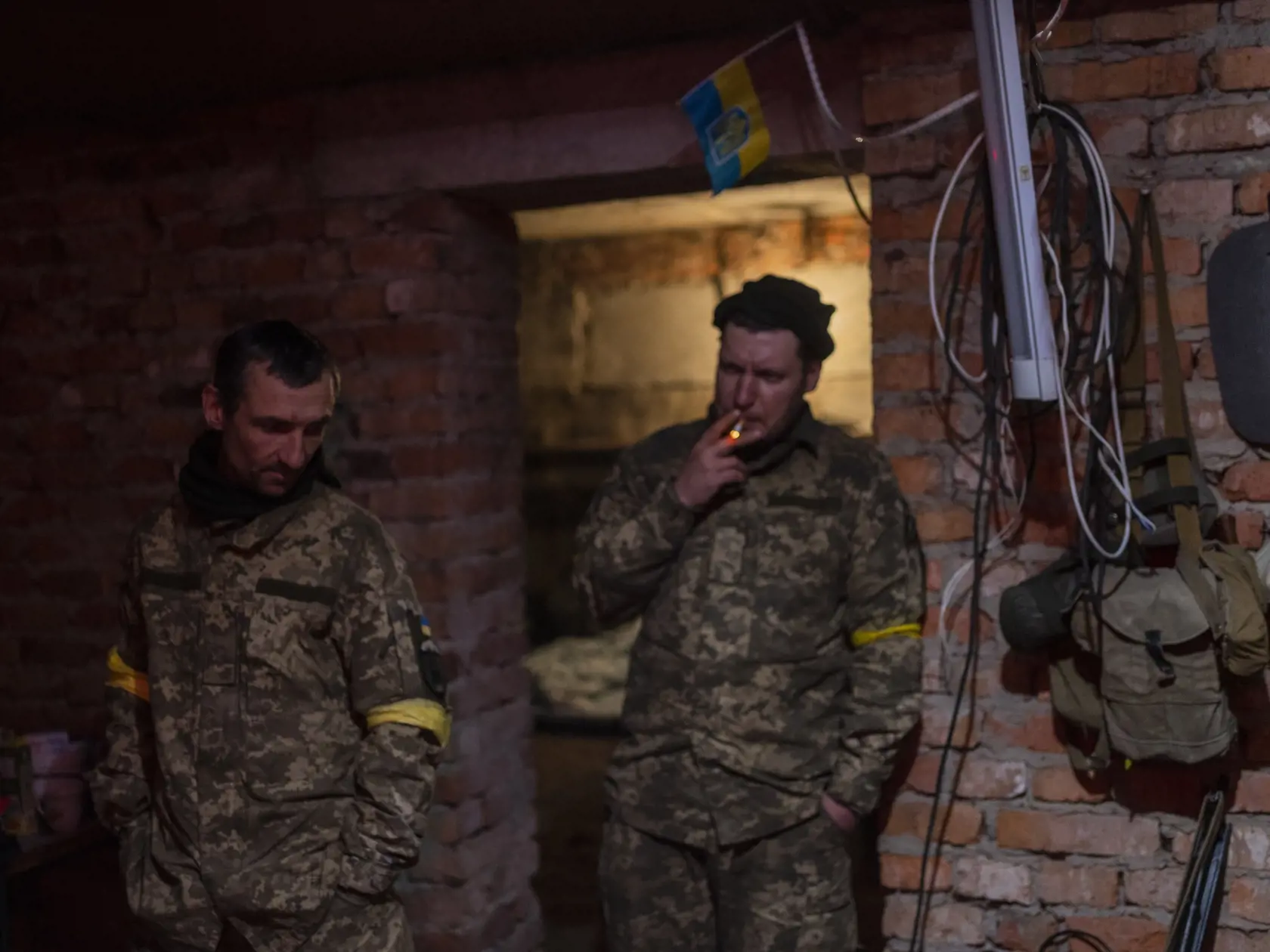 KK58 Charkov - Príslušníci územnej obrany ukrajinskej armády sa zhromažďujú v pivnici počas prestávky po návrate z frontu v Charkovskej oblasti na východe Ukrajiny počas 96. dňa ruskej invázie na Ukrajinu 30. mája 2022. FOTO TASR/AP
Ukrainian Territorial Defence Force members gather in a basement during a deployment break after returning from the frontline in eastern Ukraine's Kharkiv area on Monday, May 30, 2022. (AP Photo/Bernat Armangue)