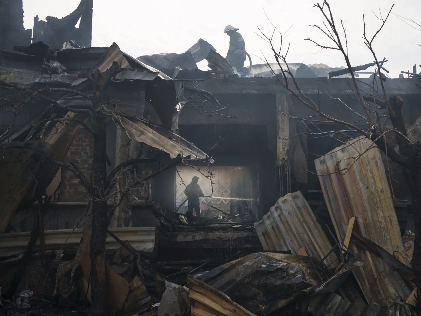 JB 43 Charkov - Hasiči sa pokúšajú uhasiť požiar domu po ruskom raketovom útoku v Charkove 11. apríla 2022. FOTO TASR/AP

Firefighters work to extinguish a fire at a house after a Russian attack in Kharkiv, Ukraine, Monday, April 11, 2022. (AP Photo/Felipe Dana)