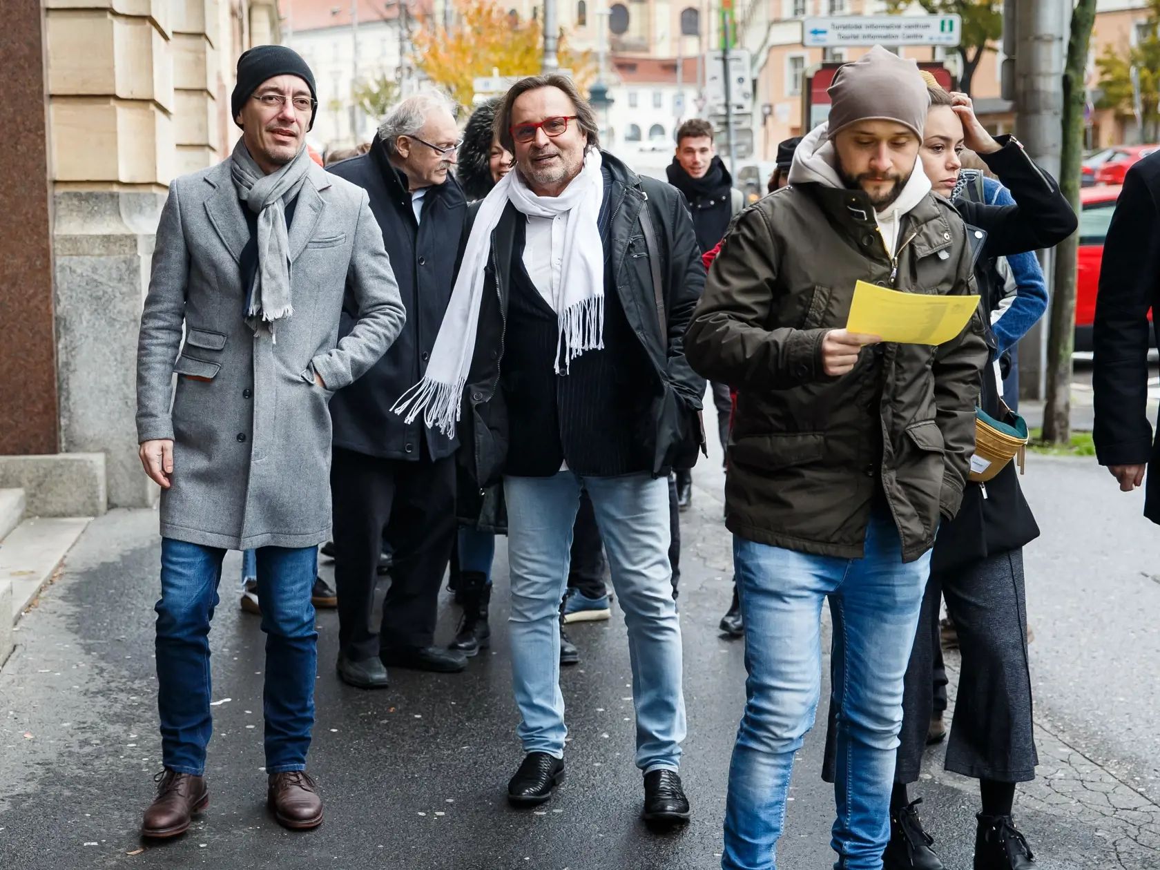 Vajdička sa pre náš denník Plus JEDEN DEŇ vyjadril, že réžie inscenácií nespadajú pod náplň práce riaditeľa Činohry: "Je to vytvorenie umeleckého diela. Preto je pochopiteľné, že ho divadlo uhradí."
Na snímke Michal Vajdička a Jozef Vajda. Obaja boli súčasťou protestov proti bývalej ministerke.