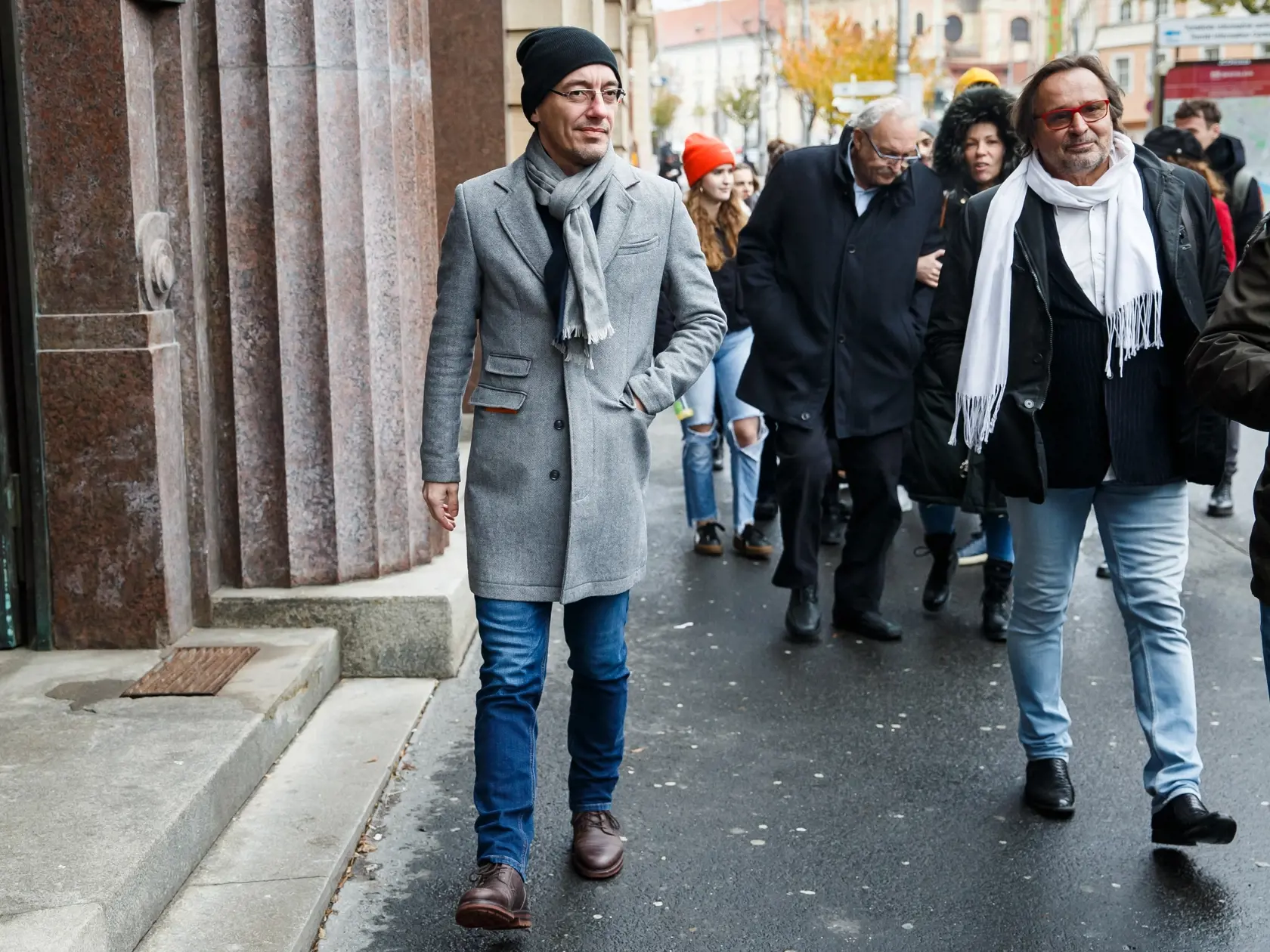 Bývalý šéf činohry Michal Vajdička mal uzavrieť so SND zmluvy na režírovanie inscenácií v dobe, keď bo v zamestnaneckom pomere. Chýbal mu písomný súhlas generálneho riaditeľa, ktorý by mu umožnil podnikať. Zmluvy však boli podľa režiséra vytvorené ešte v čase, keď divadlo viedol Marián Chudovský. "V tom čase som o žiadnom podpise GR SND, nič nepočul," priznal Vajdička.