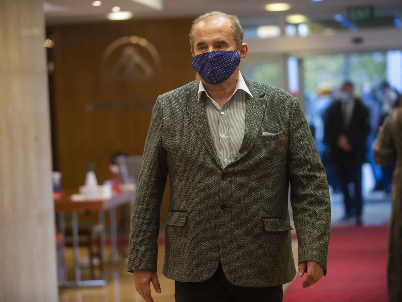 Na snímke riaditeľ Slovenského národného divadla Peter Kováč prichádza na stretnutie so zástupcami odvetví postihnutých pandémiou v rámci zasadnutia Ústredného krízového štábu 10. novembra 2020 v hoteli Bôrik v Bratislave. FOTO TASR - Jakub Kotian