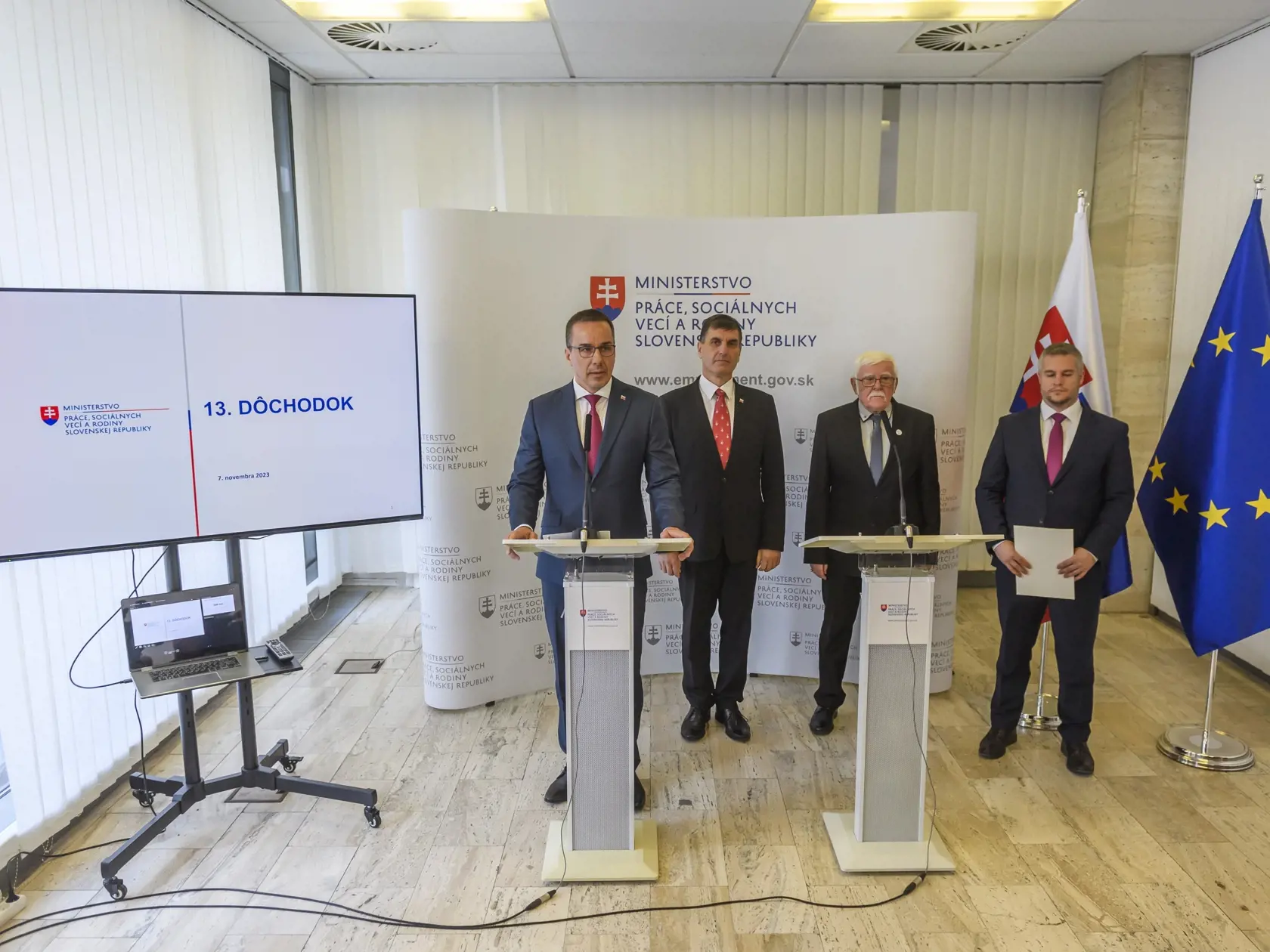 Výdavky nášho štátu dosahujú úroveň, ktorá presahuje ekonomické možnosti krajiny. Analytici z Inštitútu ekonomických a spoločenských analýz (INESS) upozorňujú na negatívne dopady plošného poskytovania 13. dôchodku na verejné financie a ekonomický rast.