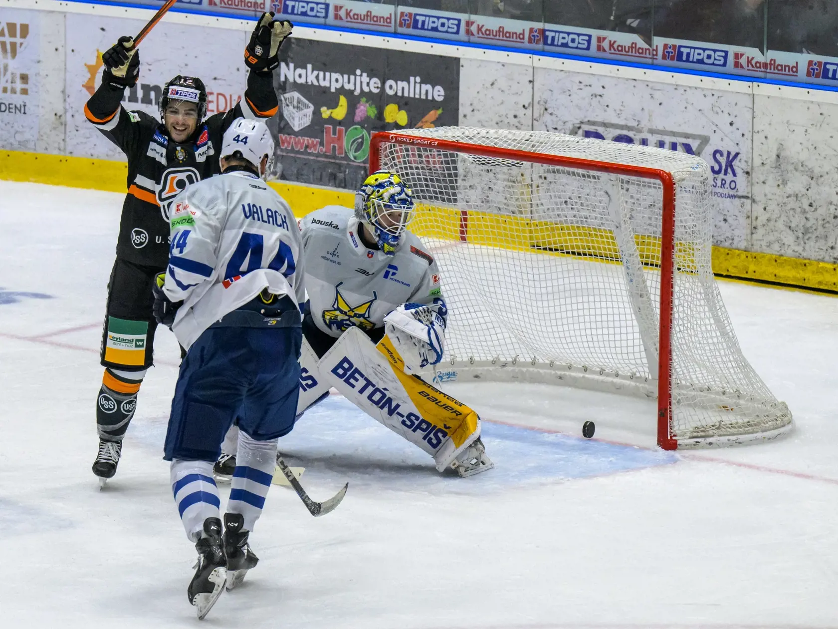 Na snímke gólová akcia, zľava Danick Martel (Košice), Juraj Valach, Mareks Mitens (obaja Košice) počas zápasu 9. kola hokejovej Tipos extraligy HK Spišská Nová Ves - HC Košice v Spišskej Novej Vsi 11. októbra 2024. FOTO TASR - Veronika Mihaliková