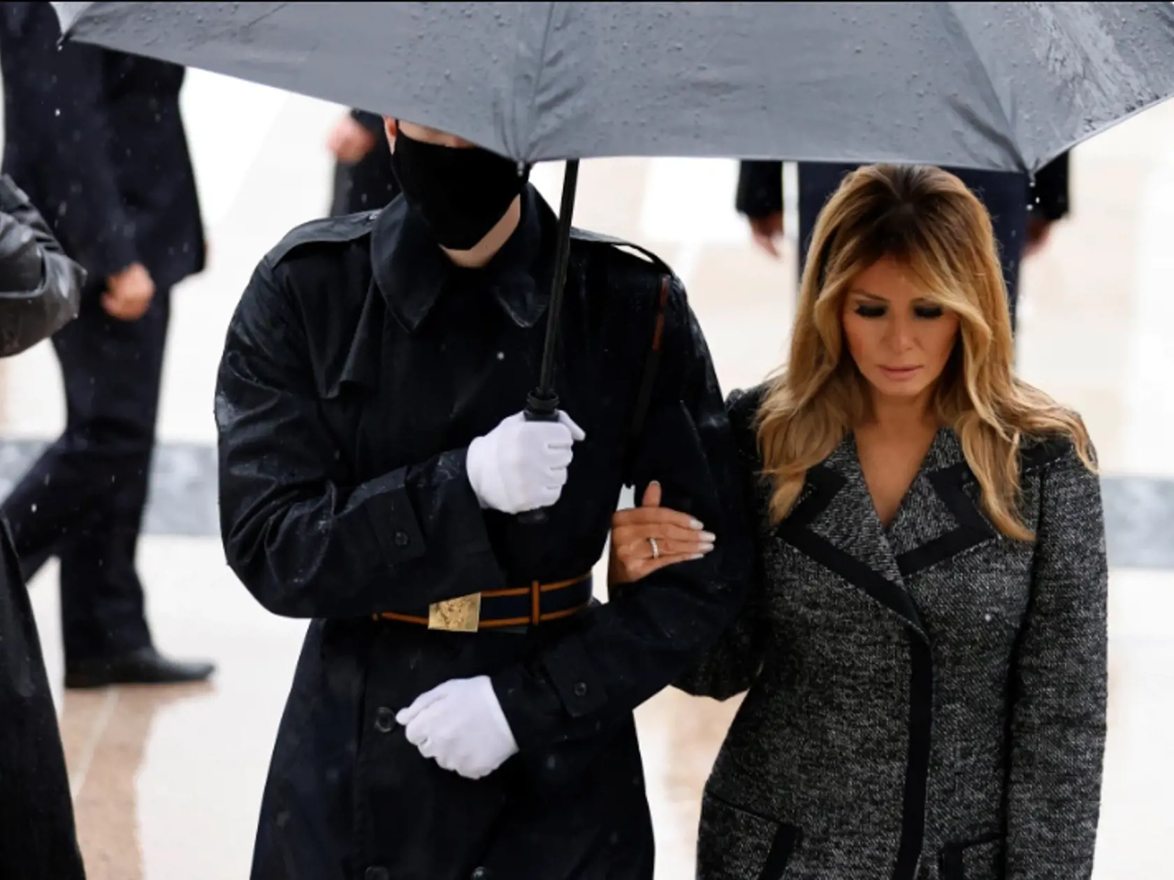 Kontroverzné zábery sa objavili len pár dní po tom, čo bývalá poradkyňa z Bieleho domu tvrdila, že Melania počíta každú minútu, kým Donald neopustí Biely dom a ona sa s ním rozvedie.