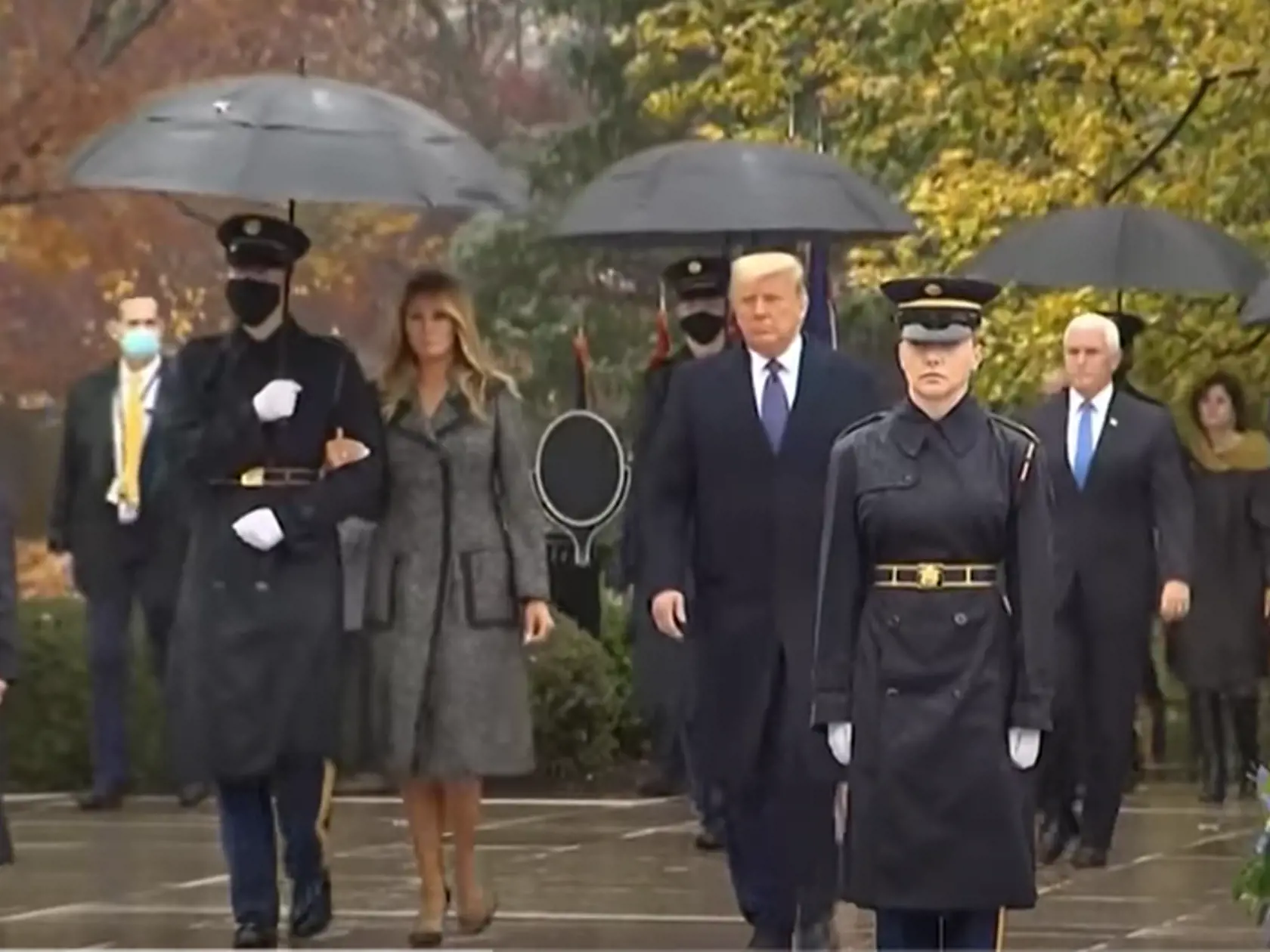 Kontroverzné zábery sa objavili len pár dní po tom, čo bývalá poradkyňa z Bieleho domu tvrdila, že Melania počíta každú minútu, kým Donald neopustí Biely dom a ona sa s ním rozvedie.