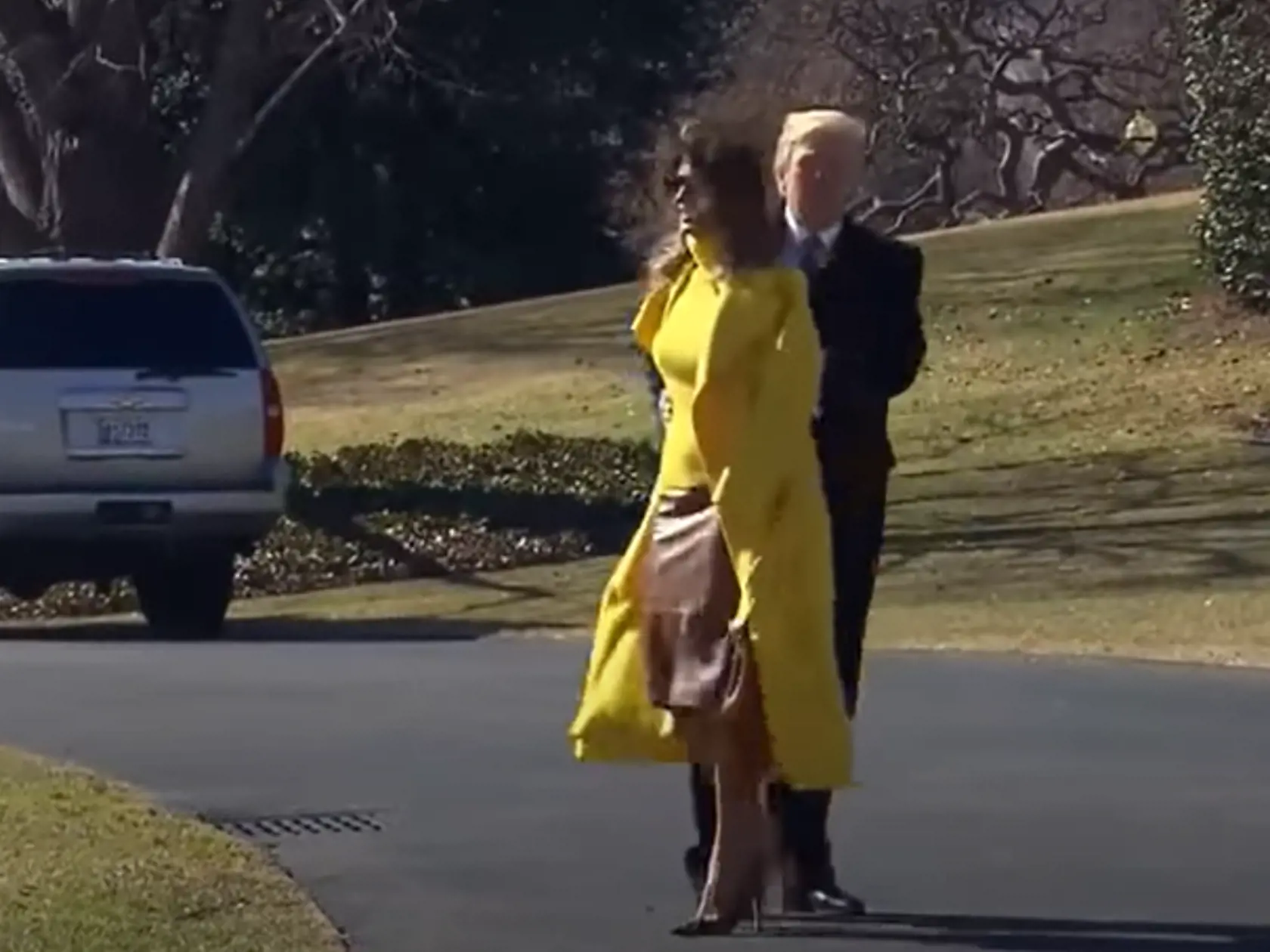 Melania sa v Trumpovej prítomnosti chová chladne, odmieta jeho dotyky a len plní nariadenia a svoju funkciu.