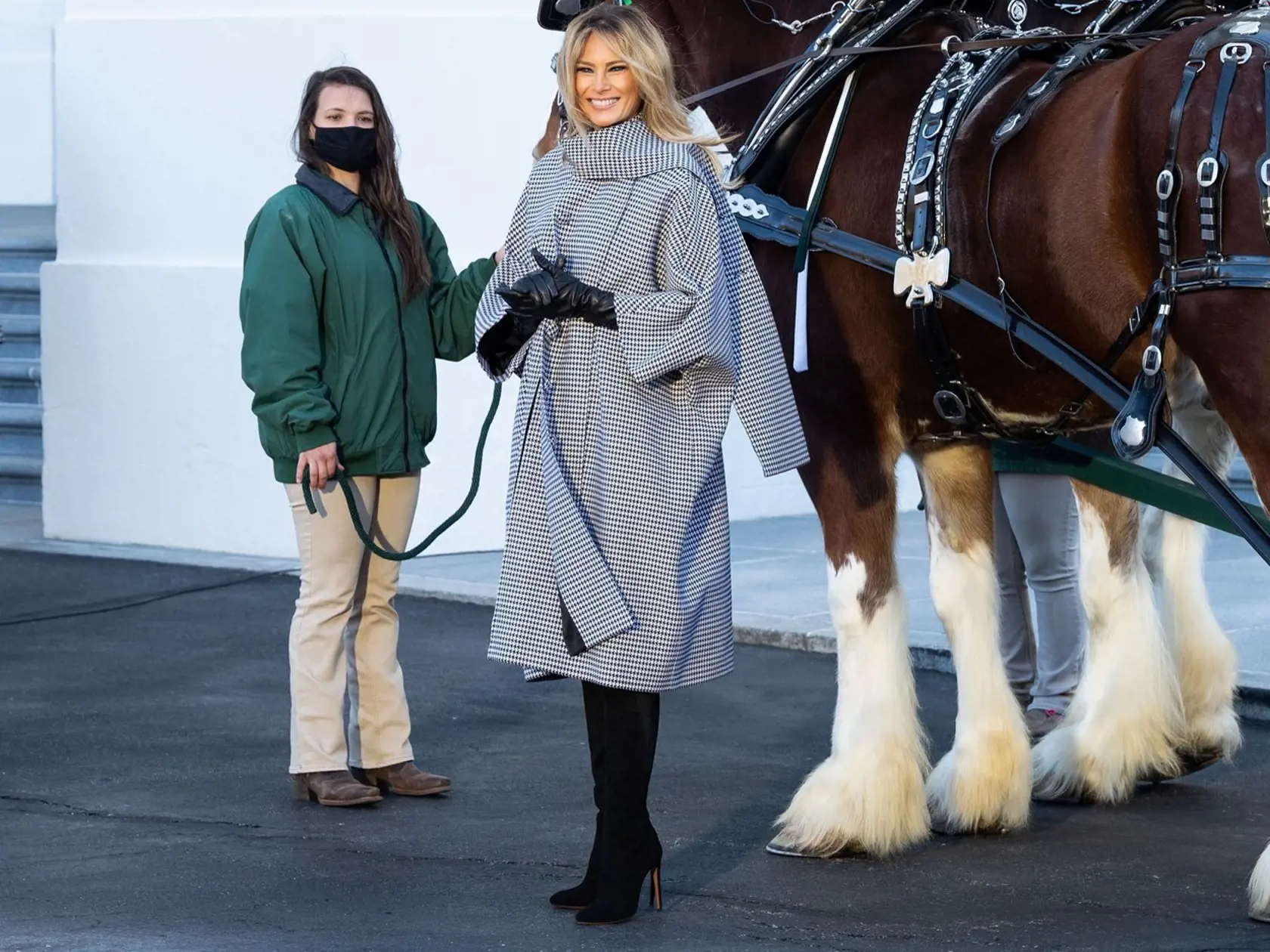 Melanii Trumpovej, ako prvej dáme USA prislúcha každý rok aj príjemná zodpovednosť za vianočnú výzdobu Bieleho domu s čím súvisí aj prebratie a privítanie vianočného stromčeka.