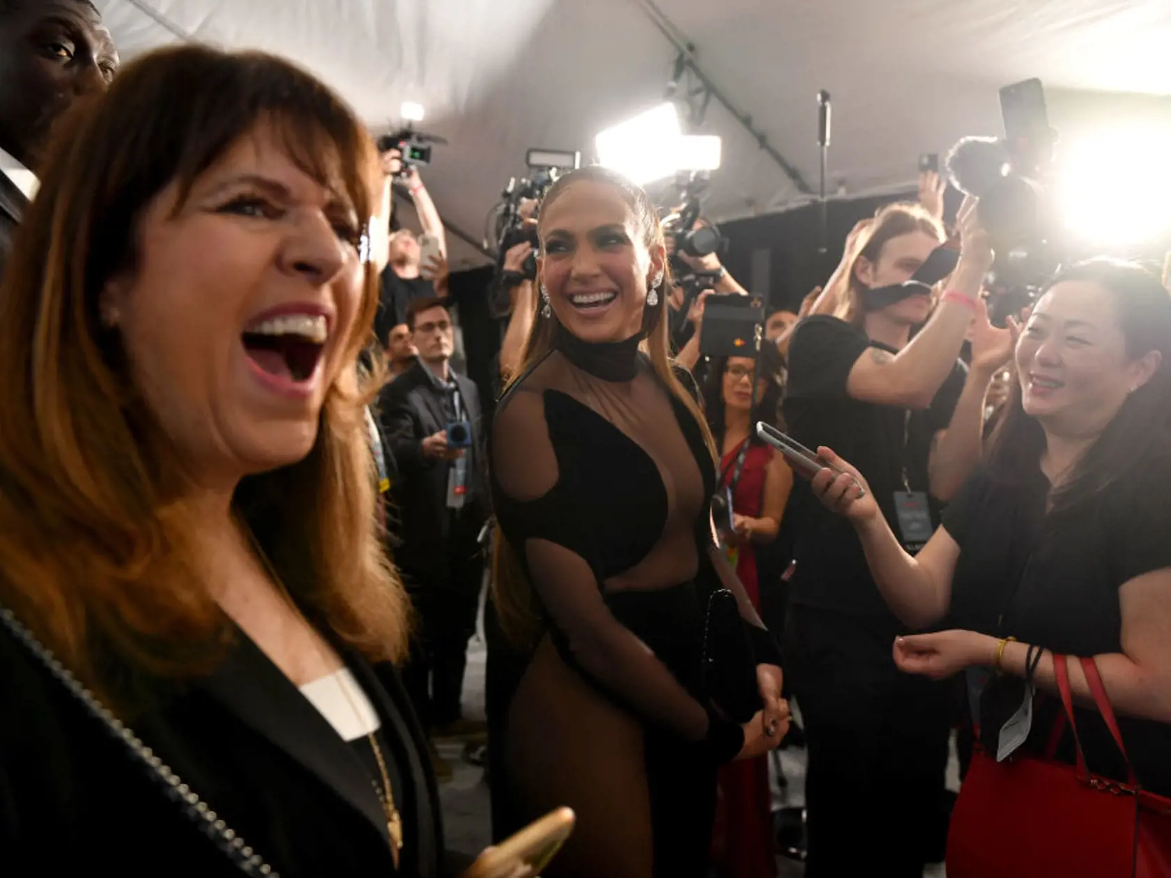 Jennifer Lopez dráždila na premiére dokumentu Halftime  v čiernych šatách.