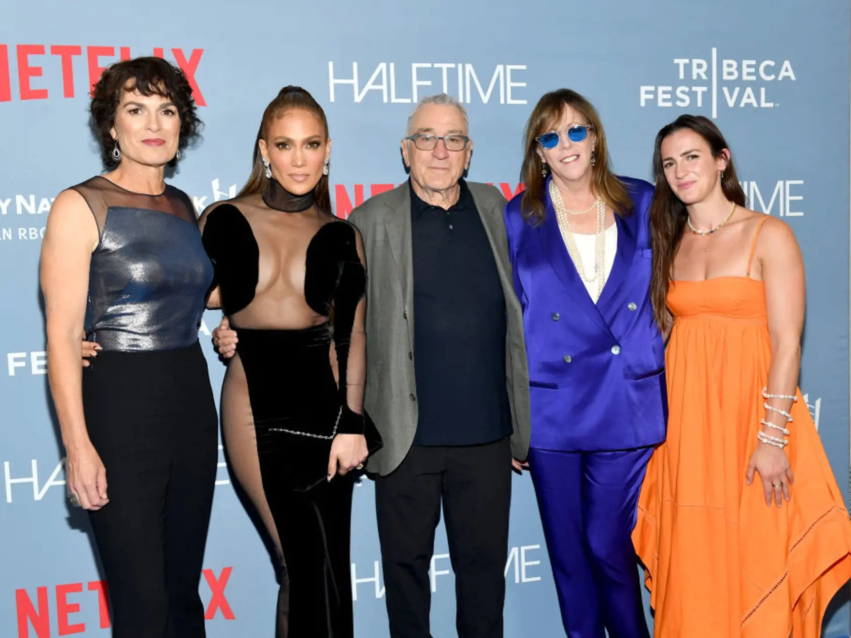 Jennifer Lopez dráždila na premiére dokumentu Halftime  v čiernych šatách.