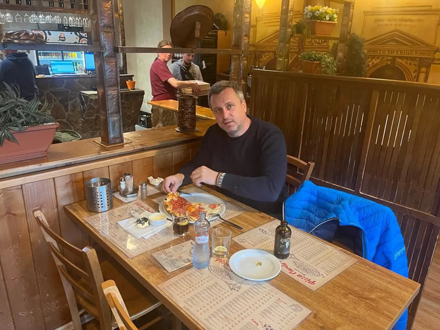 Nepohrdne ani pizzou. Podľa vlastných slov už 15 rokov pravidelne navštevuje jednu pizzeriu v Petržalke. Najradšej má salámovú, s feferónkami a syrom.