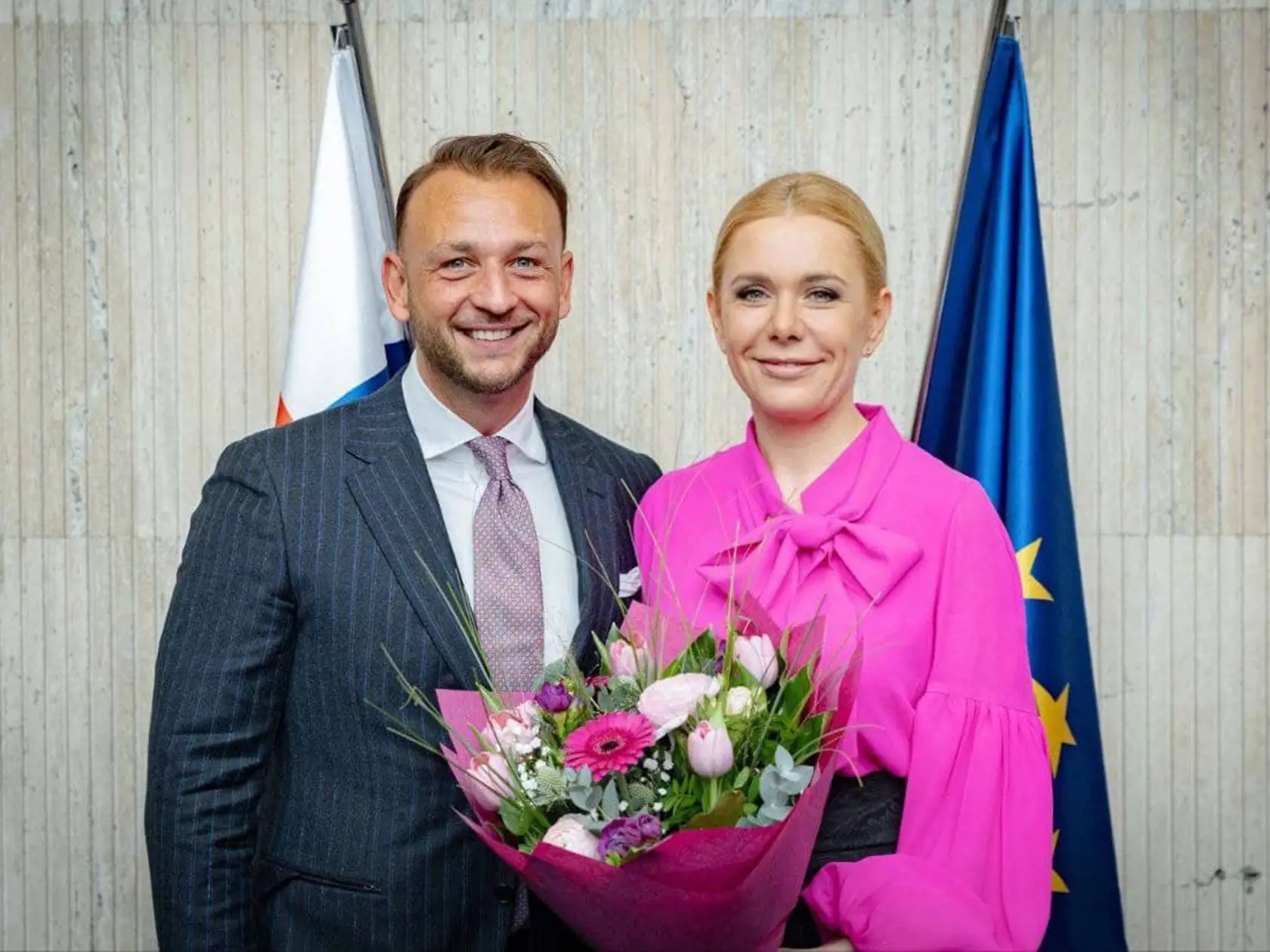S kyticou jej prišiel zablahoželať minister vnútra Matúš Šutaj Eštok (Hlas).