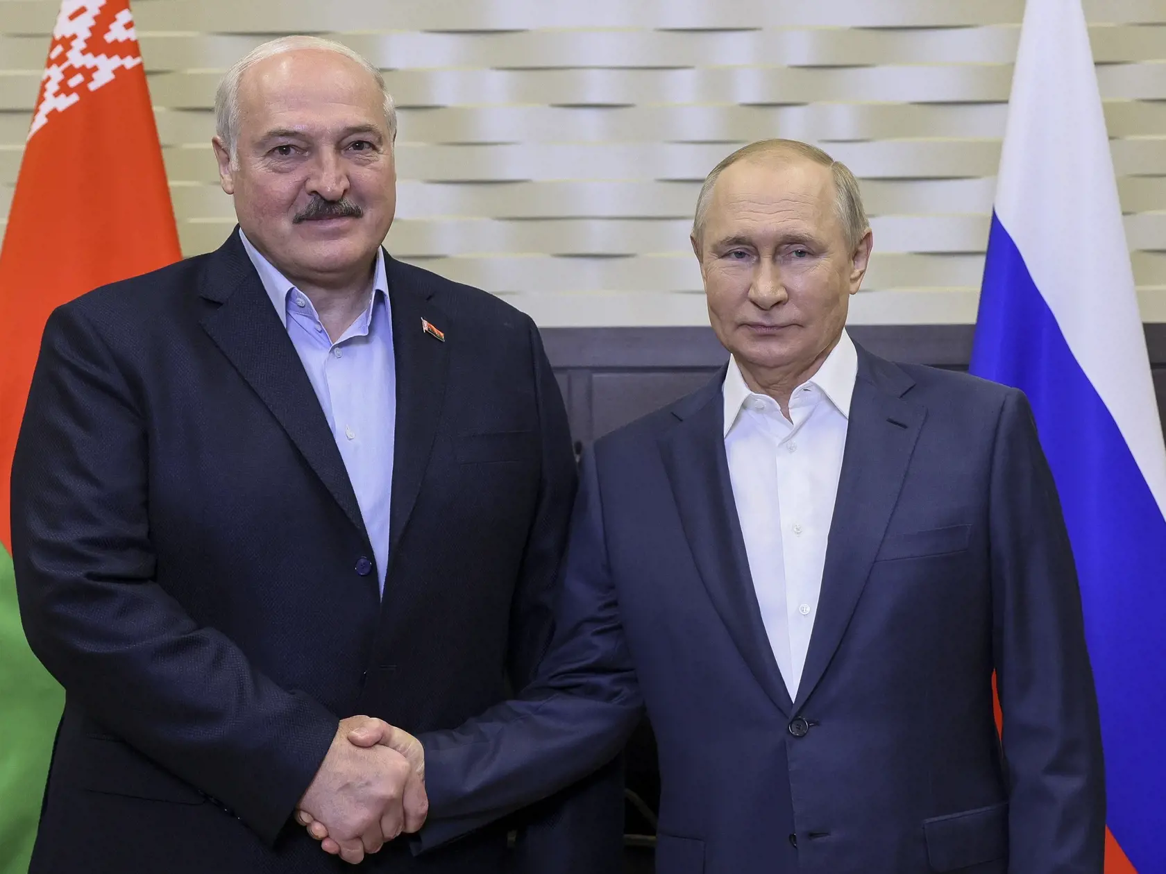 PK 25 Soči - Na snímke sprava ruský prezident Vladimir Putin a bieloruský prezident Alexander Lukašenko pózujú počas stretnutia v rezidencii Bočarov Ručei v čiernomorskom letovisku Soči 26. septembra 2022. FOTO TASR/AP
Belarusian President Alexander Lukashenko, left, and Russian President Vladimir Putin pose for a photo during their meeting in the Bocharov Ruchei residence in the Black Sea resort of Sochi, Russia, Monday, Sept. 26, 2022. (Gavriil Grigorov, Sputnik, Kremlin Pool Photo via AP)